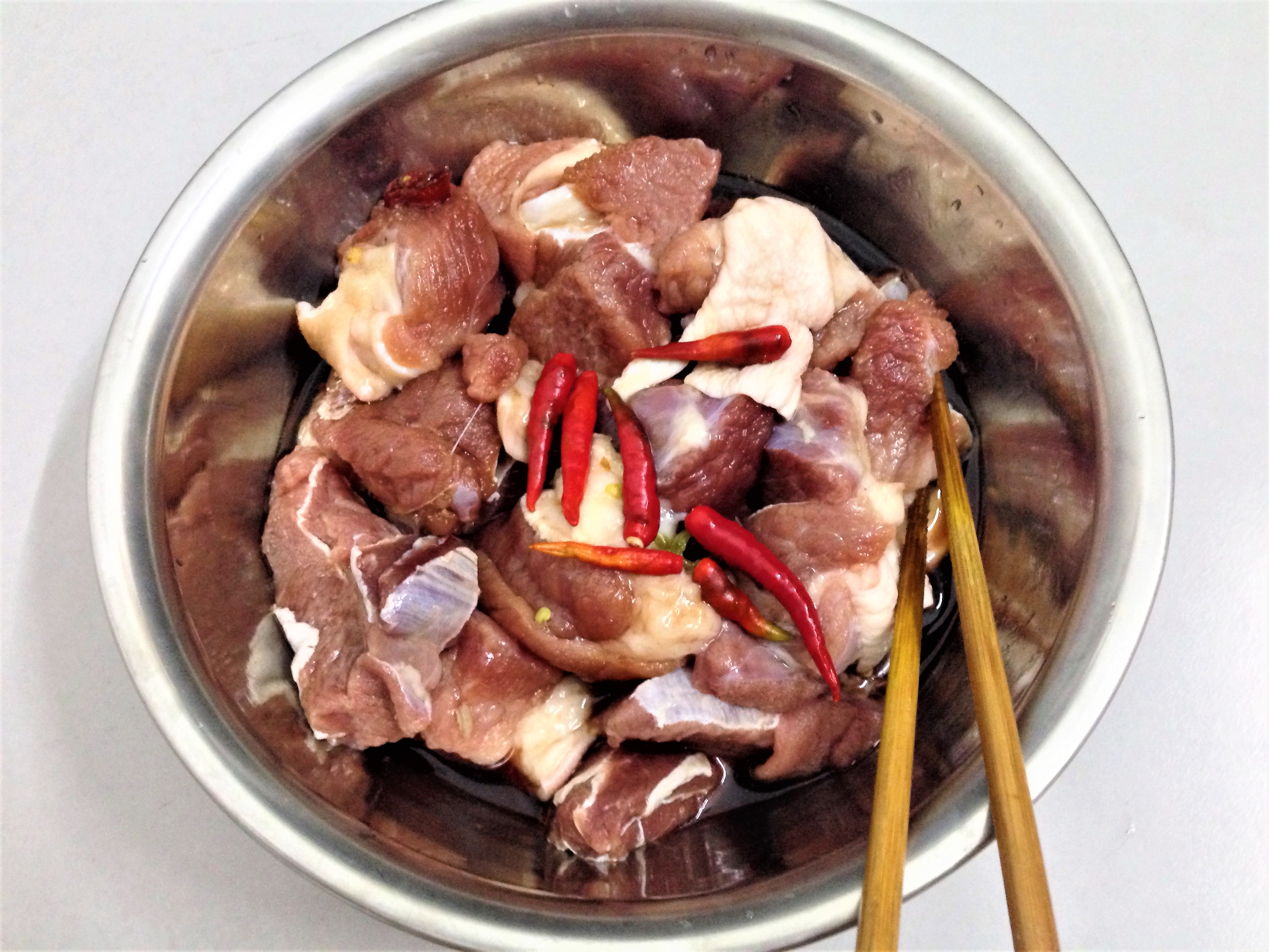Thơm thơm, cay cay giò heo kho sả ớt - Ảnh 3.