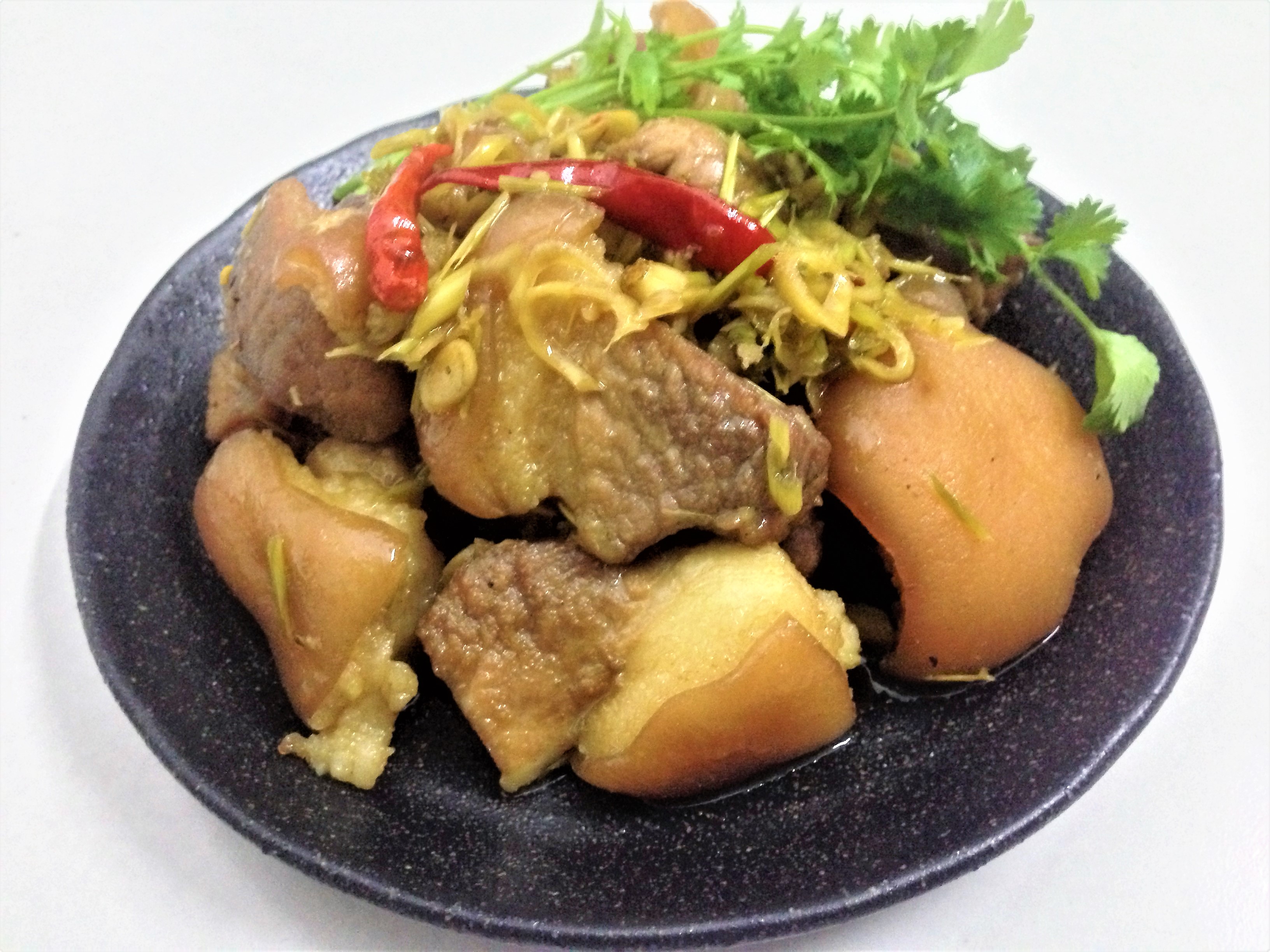 Thơm thơm, cay cay giò heo kho sả ớt