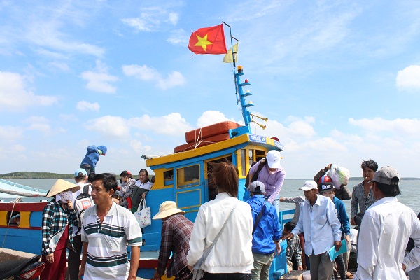 Đò cập bến đưa khách đến xã Đảo Thạnh An
