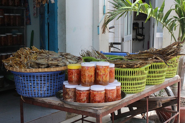Đặc sản địa phương được bày bán khắp xã đảo