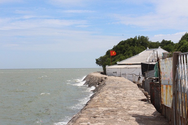 Một góc đê chắn sóng