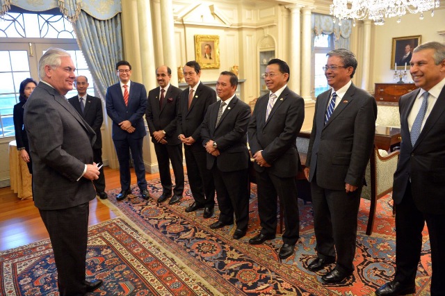 
Ngoại trưởng Mỹ Rex Tillerson đ&atilde; c&oacute; buổi tiếp v&agrave; l&agrave;m việc chung với c&aacute;c Đại sứ, Đại biện c&aacute;c nước ASEAN tại Washington DC
