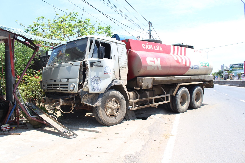 Tránh xe container, xe bồn chở xăng dầu đâm vào hiên nhà dân