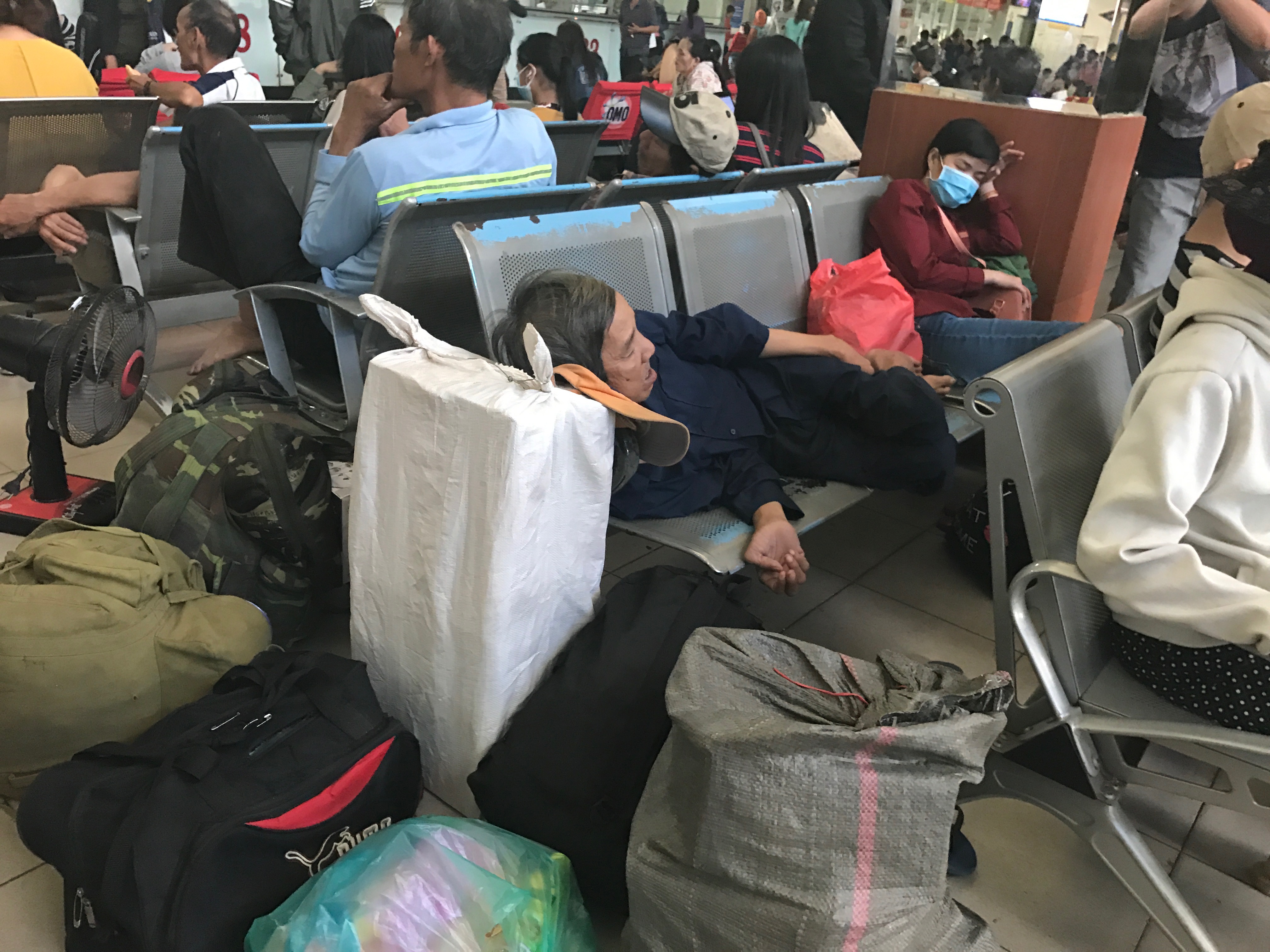 
Nhiều h&agrave;nh kh&aacute;ch mệt mỏi, vật vờ chờ đợi v&igrave; xe đến trễ so với lịch khởi h&agrave;nh.
