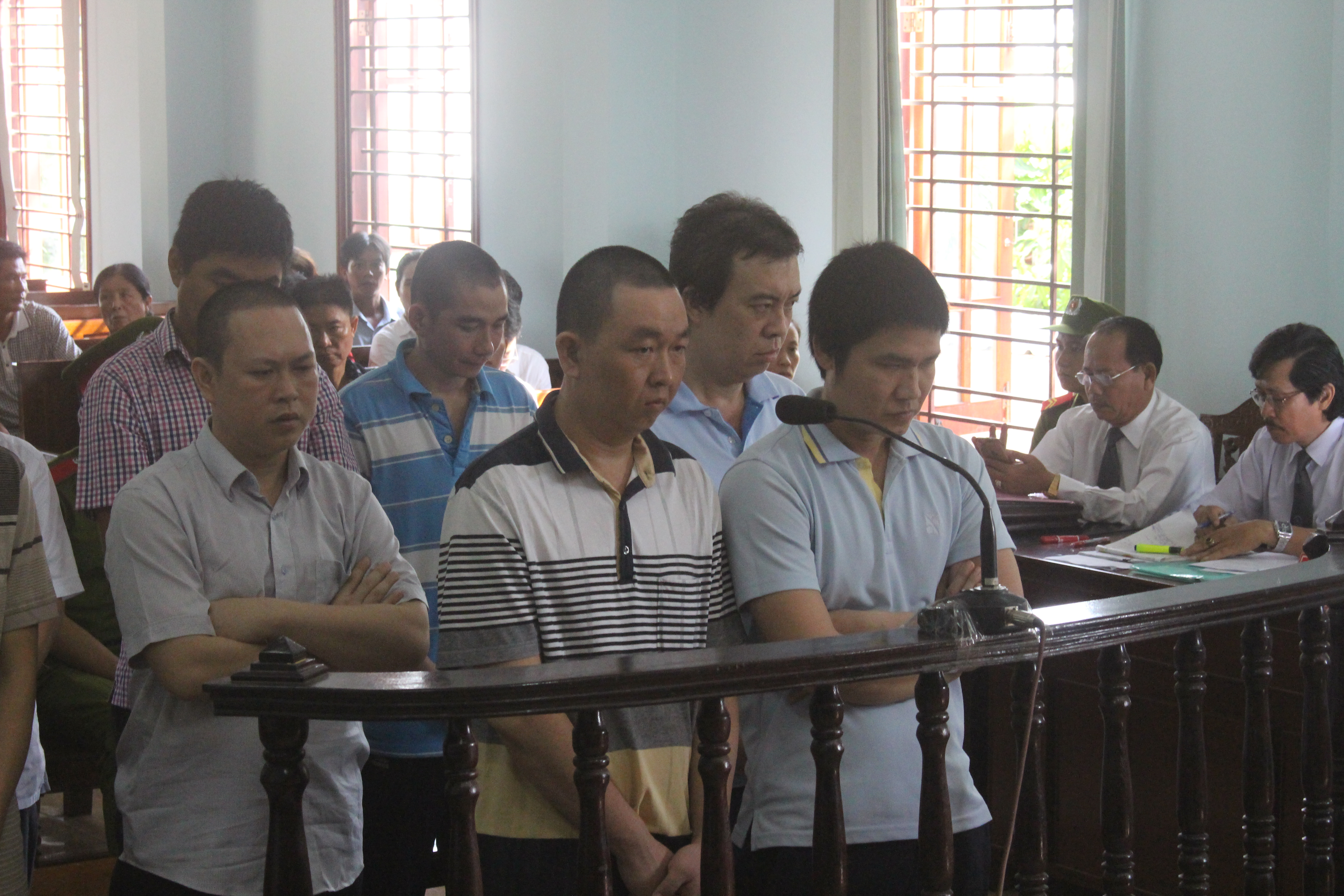 Cựu đội trưởng thanh tra giao th&ocirc;ng v&ograve;i tiền trắng trợn - Ảnh 1.