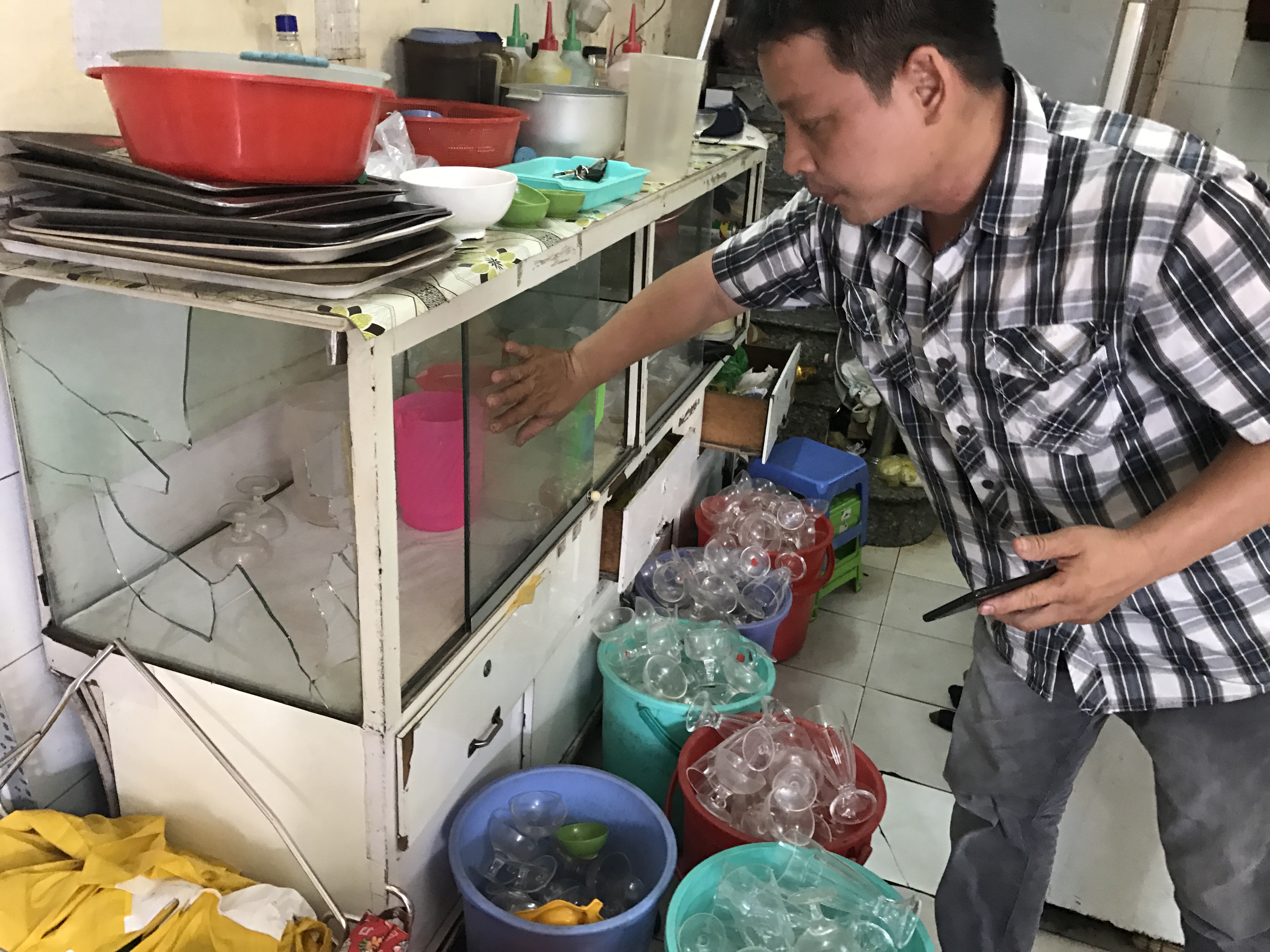 Hiện trường quán kem Chú Tám (quận 1) bị đậm phá.