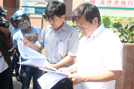 Ông Đoàn Ngọc Hải, Phó Chủ tịch UBND quận 1, kiểm tra các loại giấy tờ cẩn thận để xử lý vi phạm lấn chiếm vỉa hè đúng quy định.