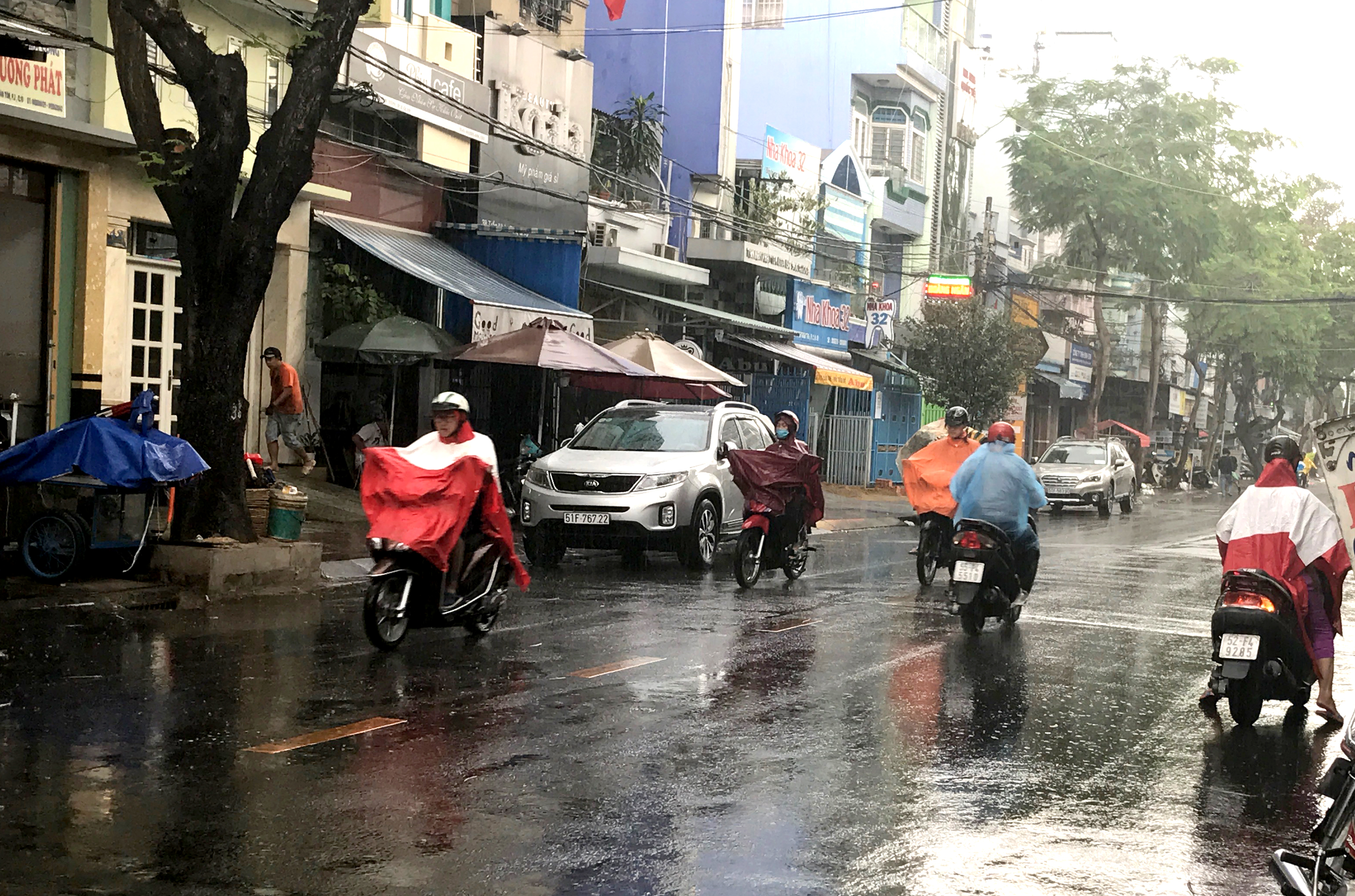 
Người d&acirc;n TP HCM bất ngờ trước cơn mưa tr&aacute;i m&ugrave;a.
