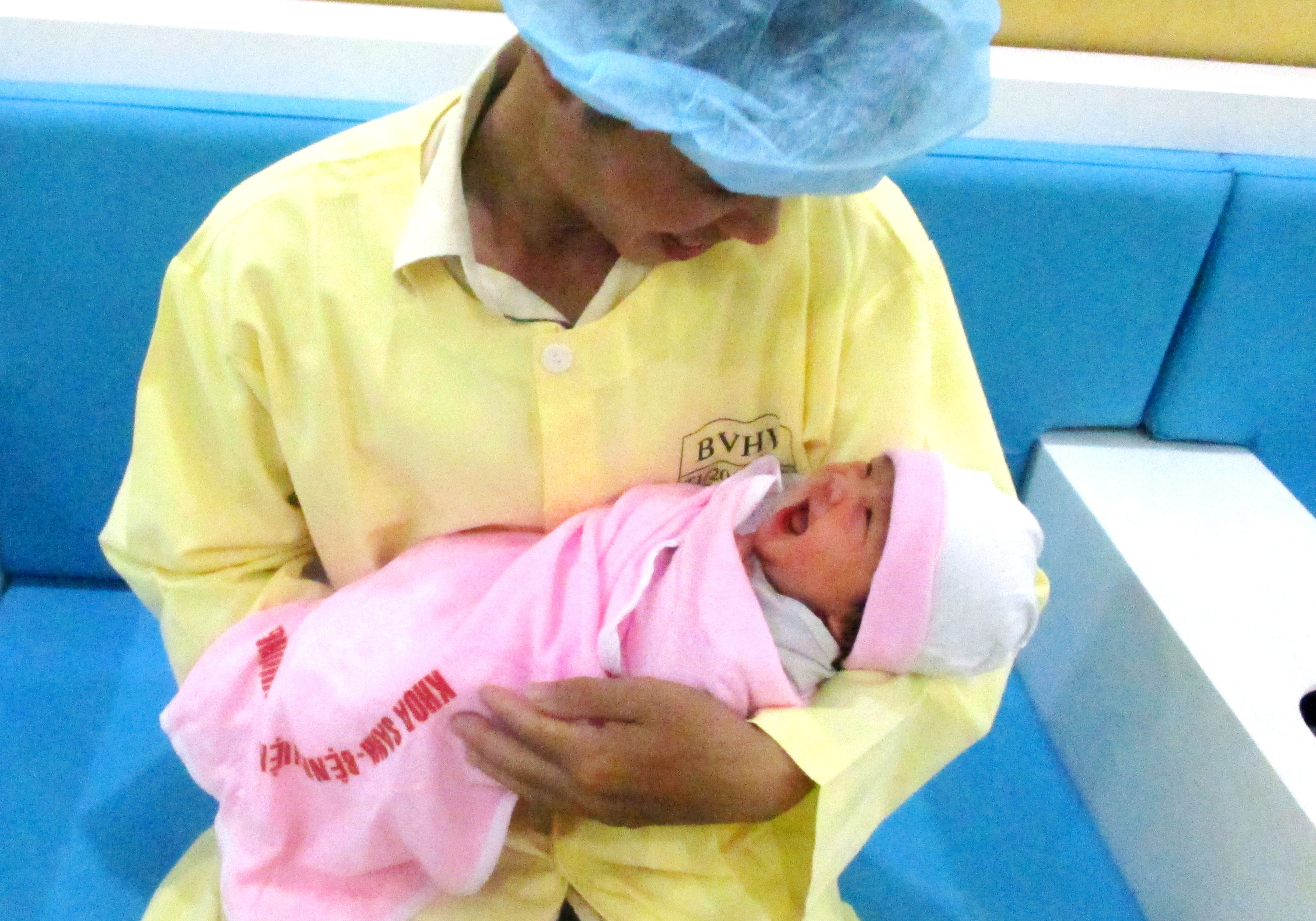 B&eacute; g&aacute;i con chị S. hiện rất khỏe mạnh, tươi tỉnh v&agrave; đ&atilde; biết cười với cha
