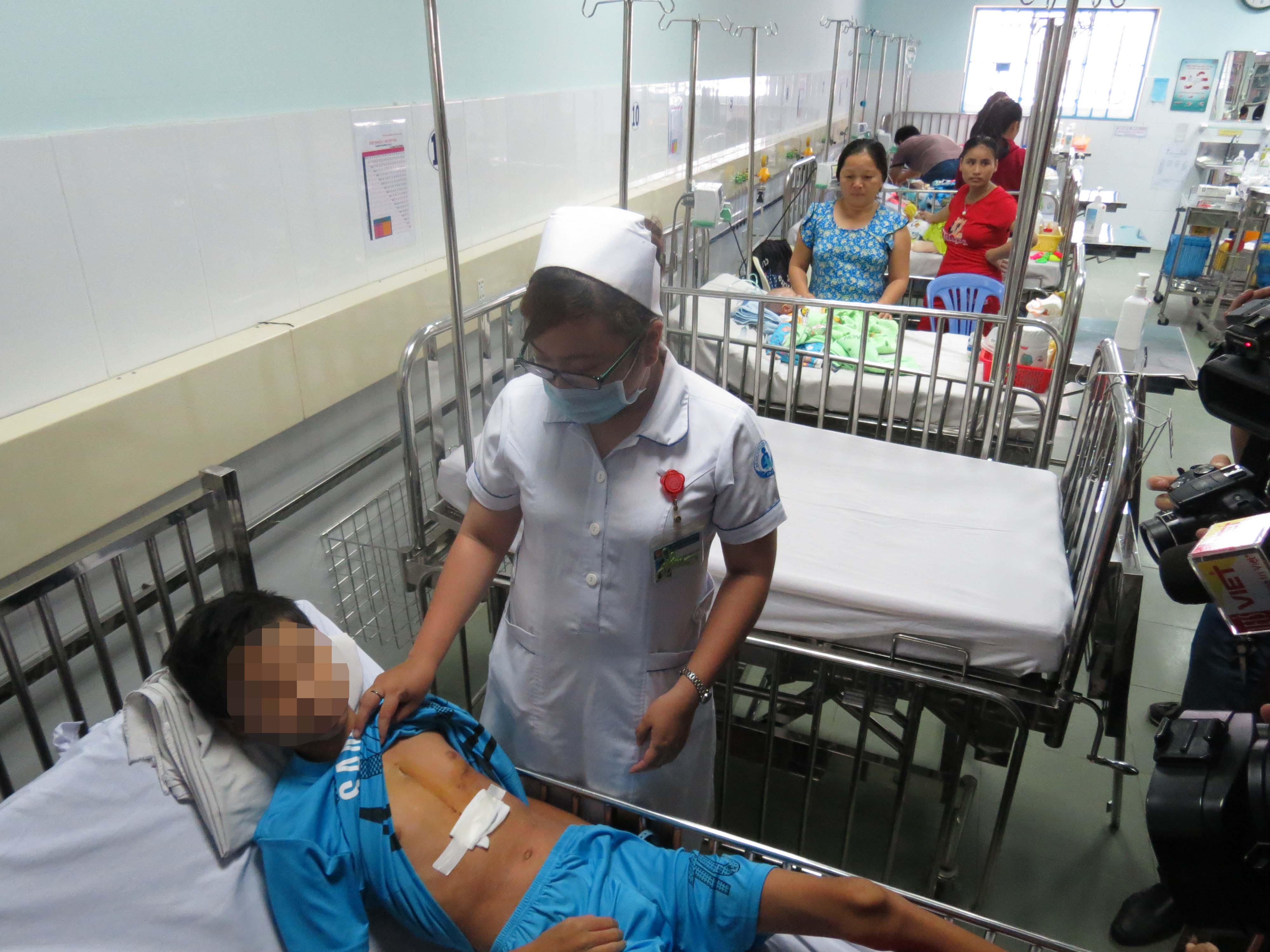 "Bỏ quên" kim khâu trong... tim