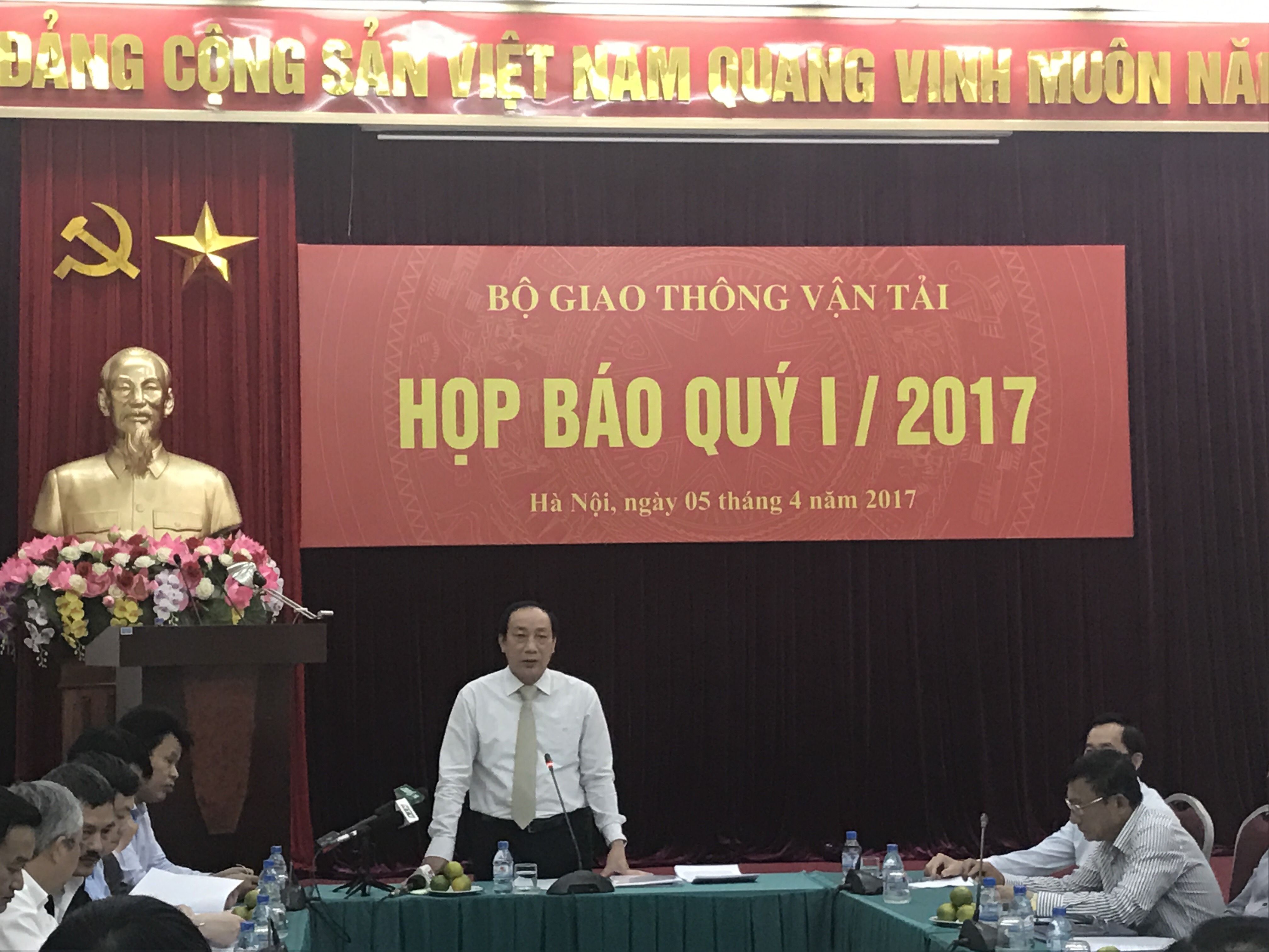 3 phương án giá trần, giá sàn vé máy bay