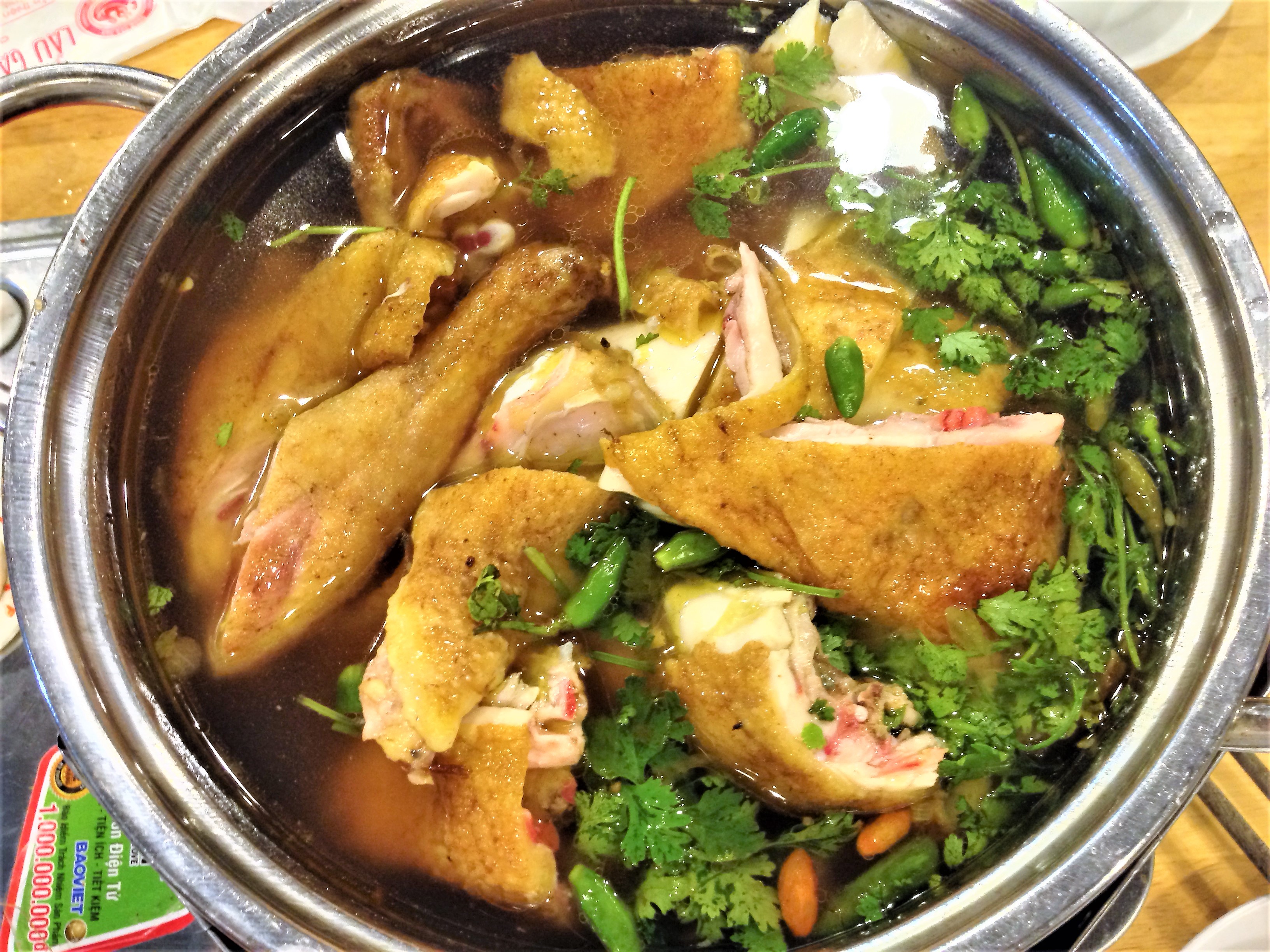 H&iacute;t h&agrave; lẩu g&agrave; tiềm ớt hiểm - Ảnh 1.