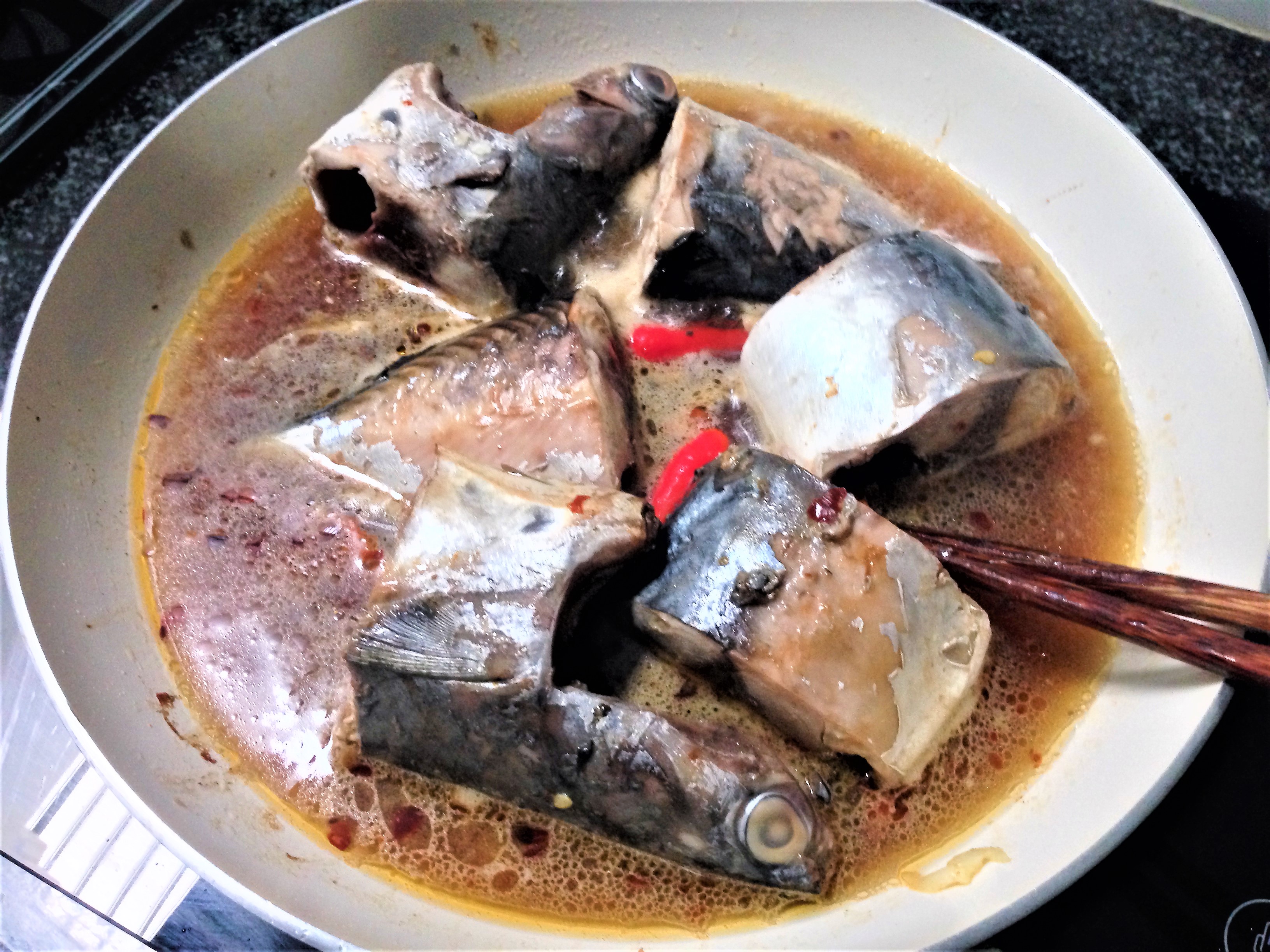 Ngon cơm ng&agrave;y mưa với c&aacute; ngừ kho tỏi ớt - Ảnh 4.