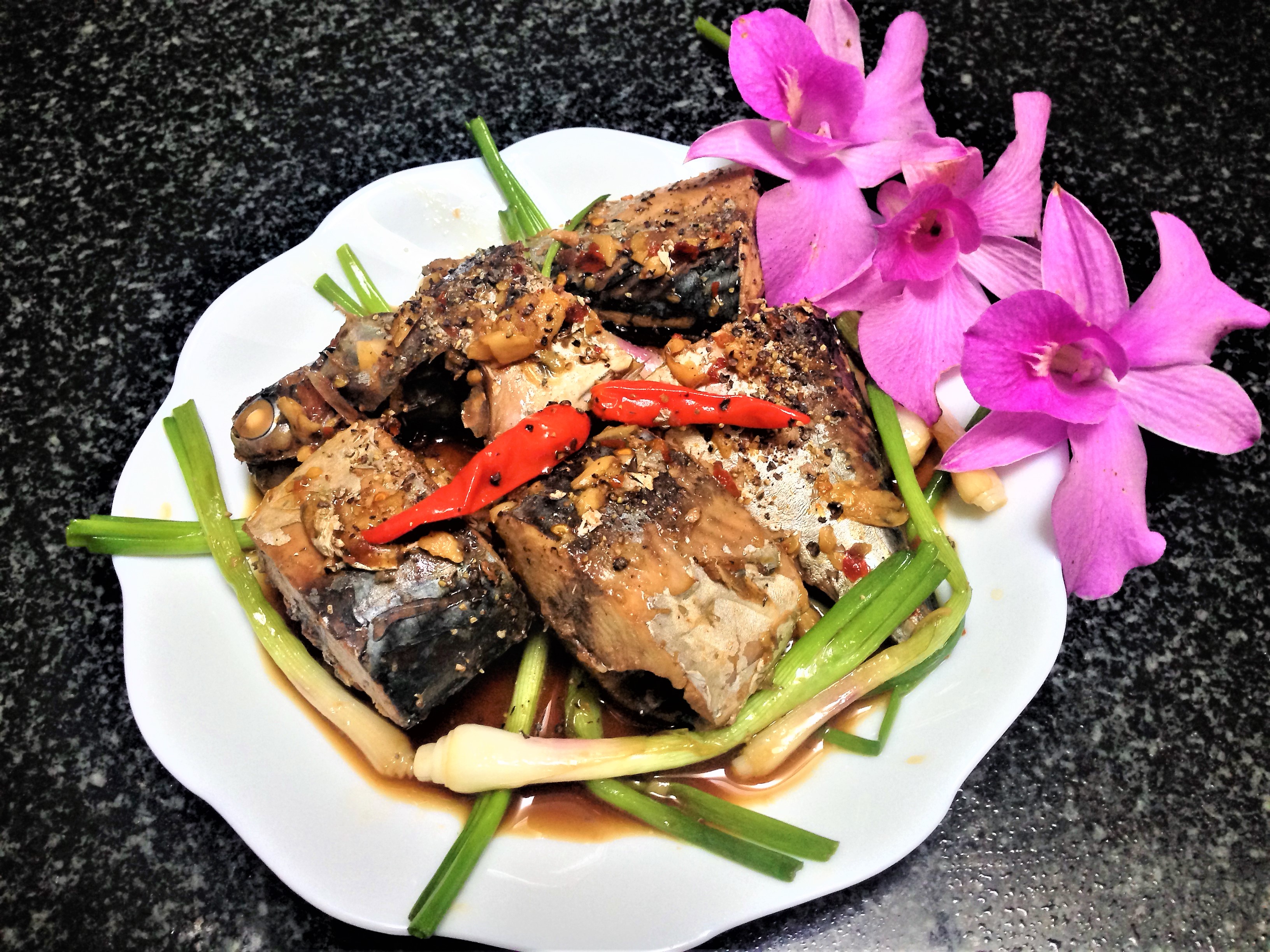Ngon cơm ngày mưa với cá ngừ kho tỏi ớt