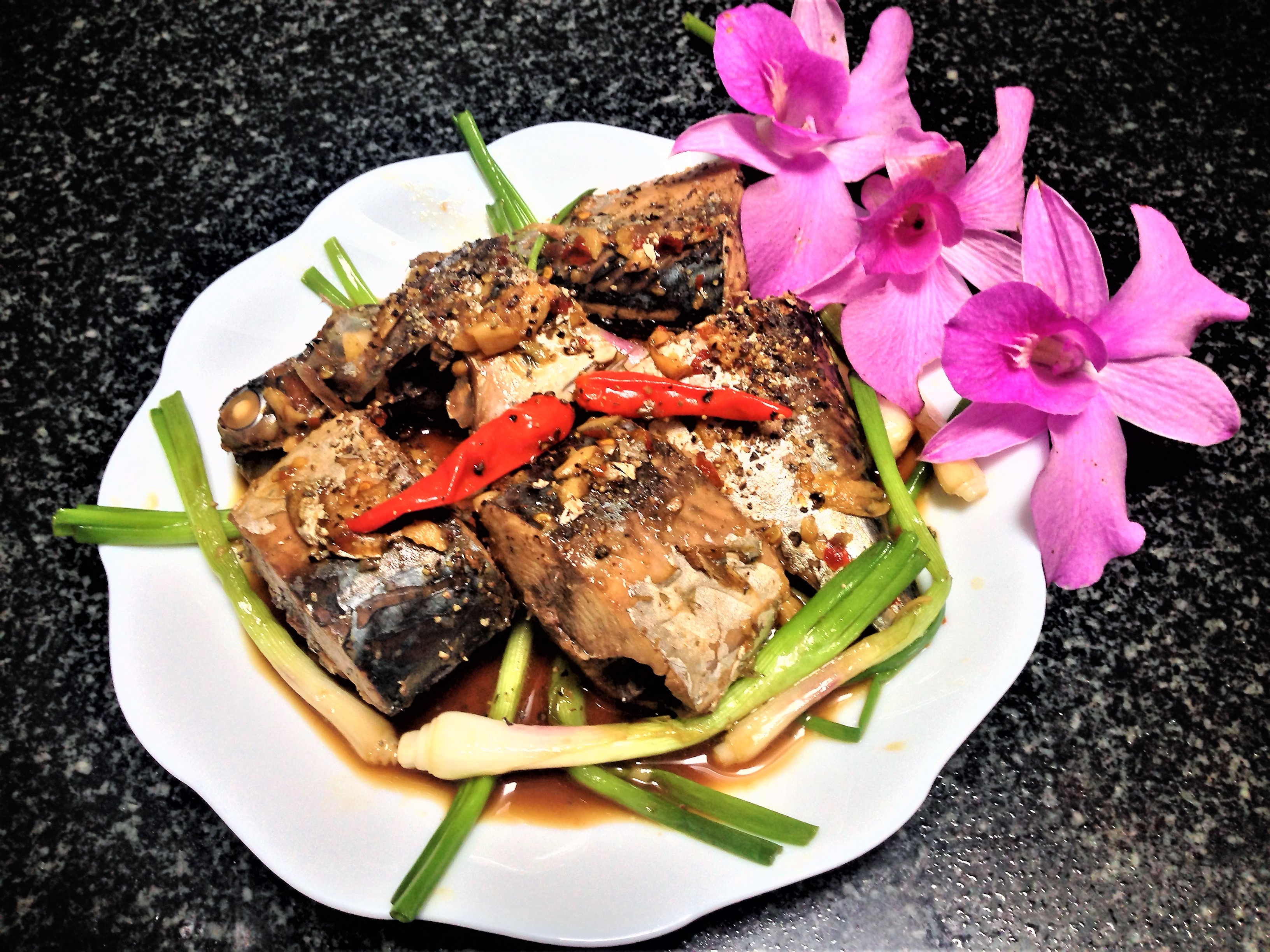 Ngon cơm ng&agrave;y mưa với c&aacute; ngừ kho tỏi ớt - Ảnh 1.