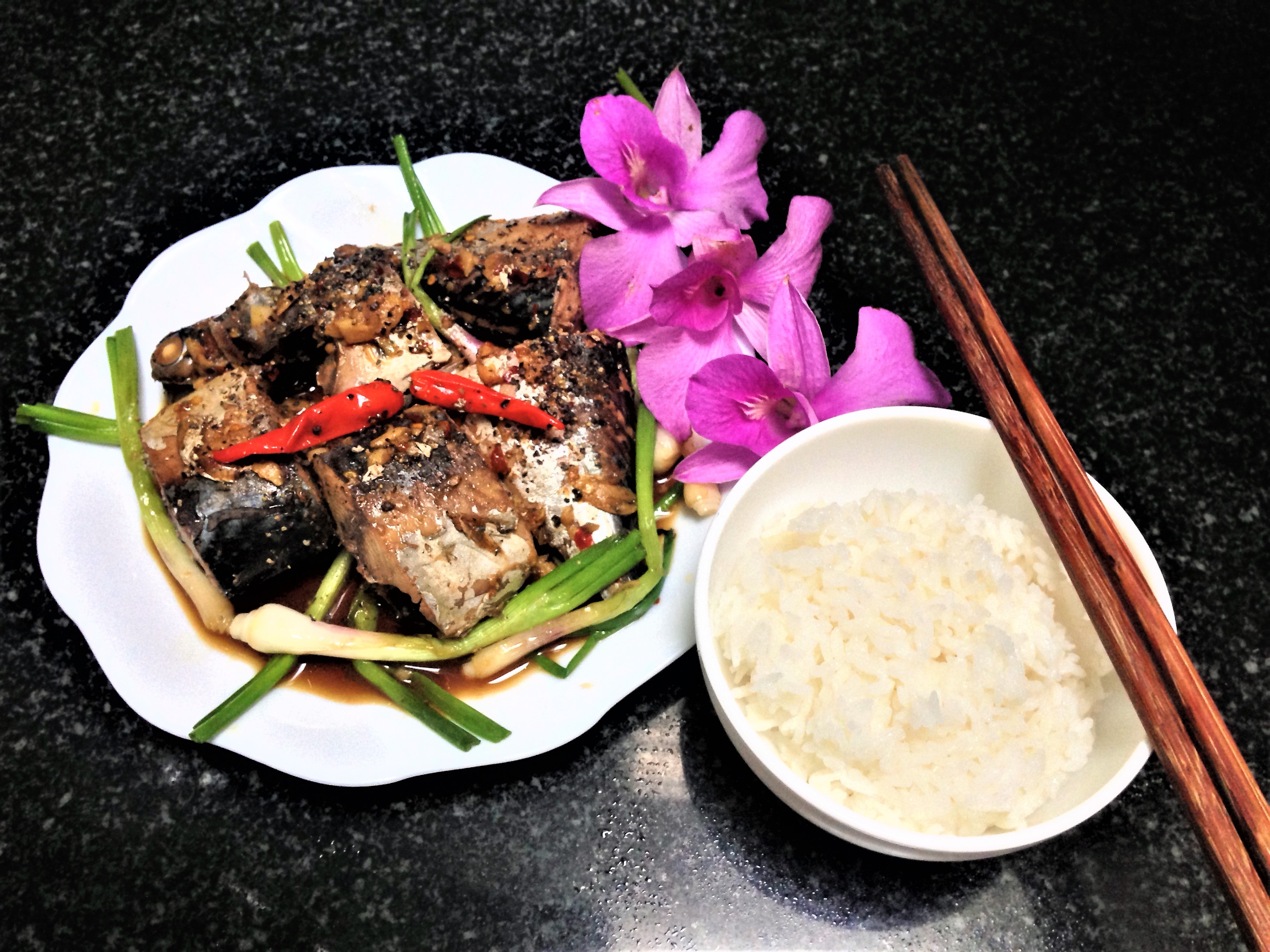 Ngon cơm ng&agrave;y mưa với c&aacute; ngừ kho tỏi ớt - Ảnh 7.