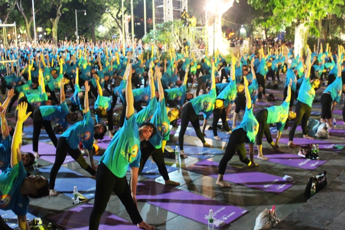 Màn trình diễn Yoga của 4.000 người trên phố đi bộ Hồ Gươm