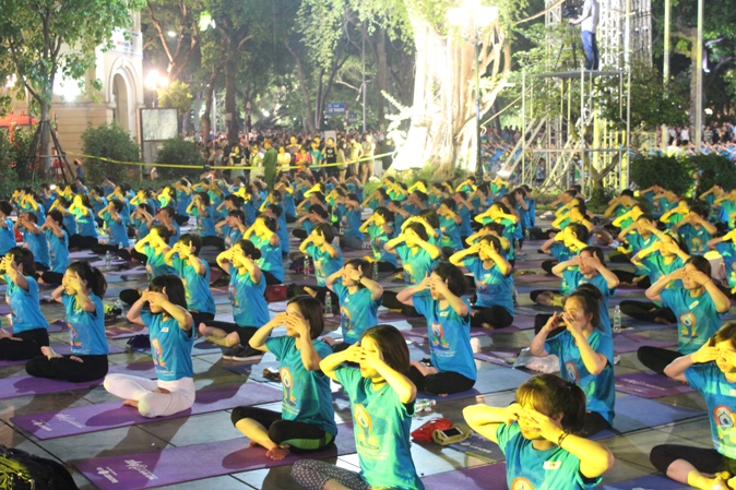 Màn trình diễn Yoga của 4.000 người trên phố đi bộ Hồ Gươm - Ảnh 15.