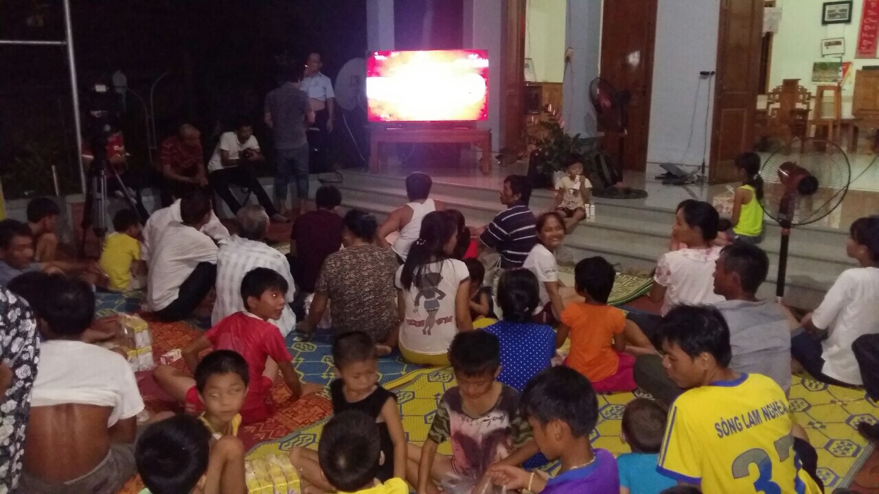 Gia đình Công Phượng cổ vũ U22 Việt Nam bằng hành động ý nghĩa - Ảnh 9.