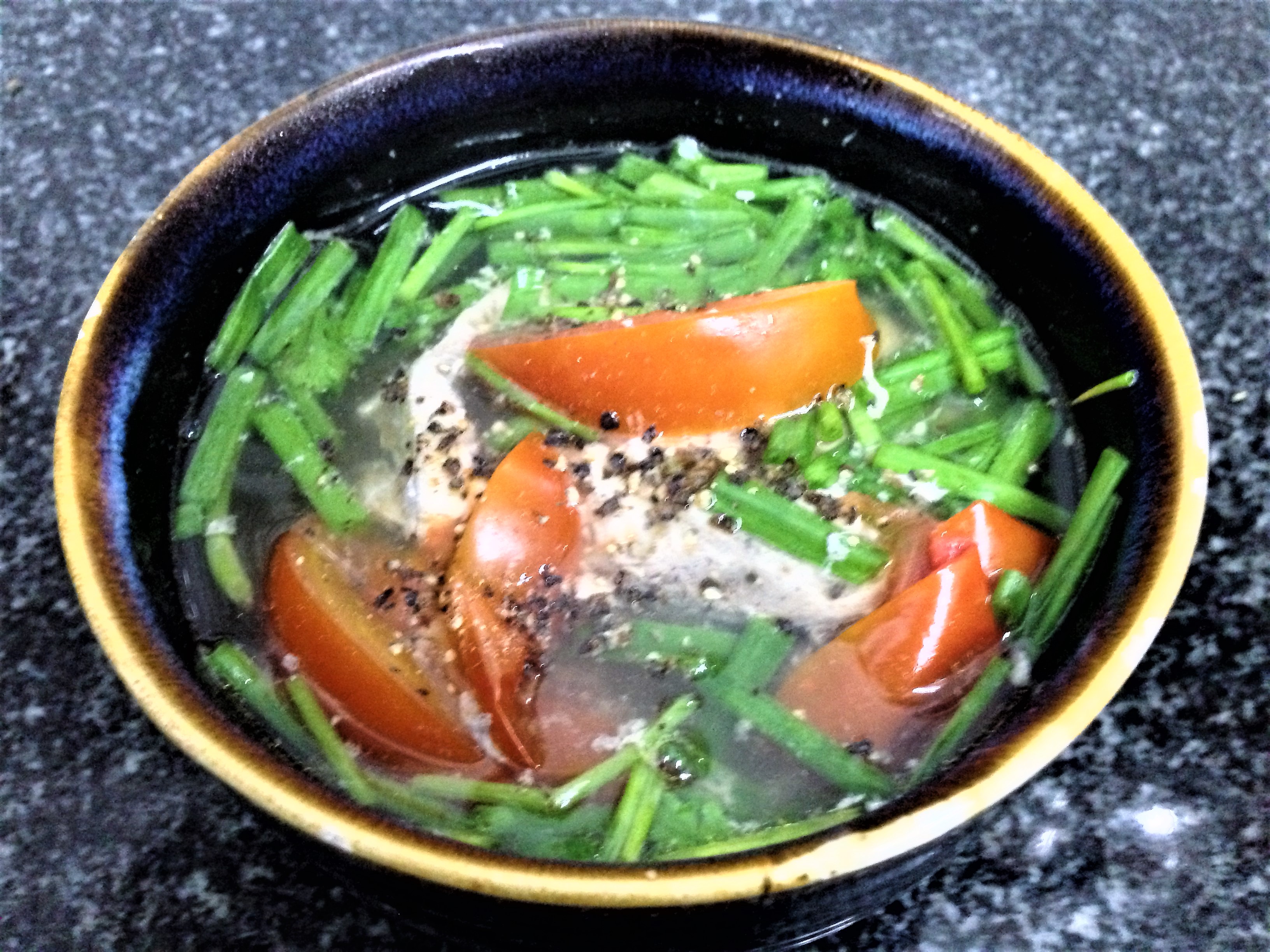 Mộc mạc canh c&aacute; nục b&ocirc;ng nấu ng&oacute;t - Ảnh 8.