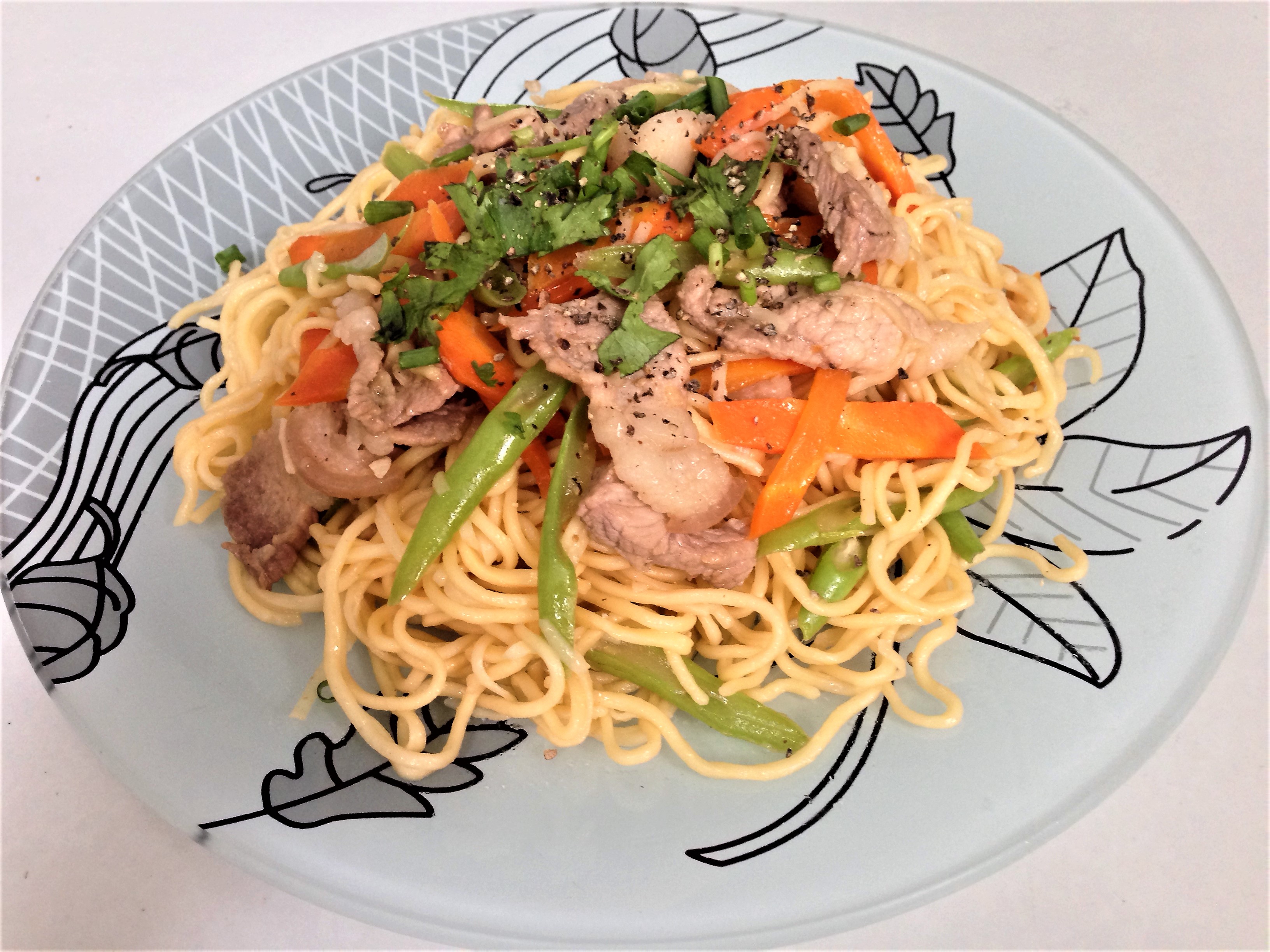 Mì trứng xào cho bữa sáng thêm ngon