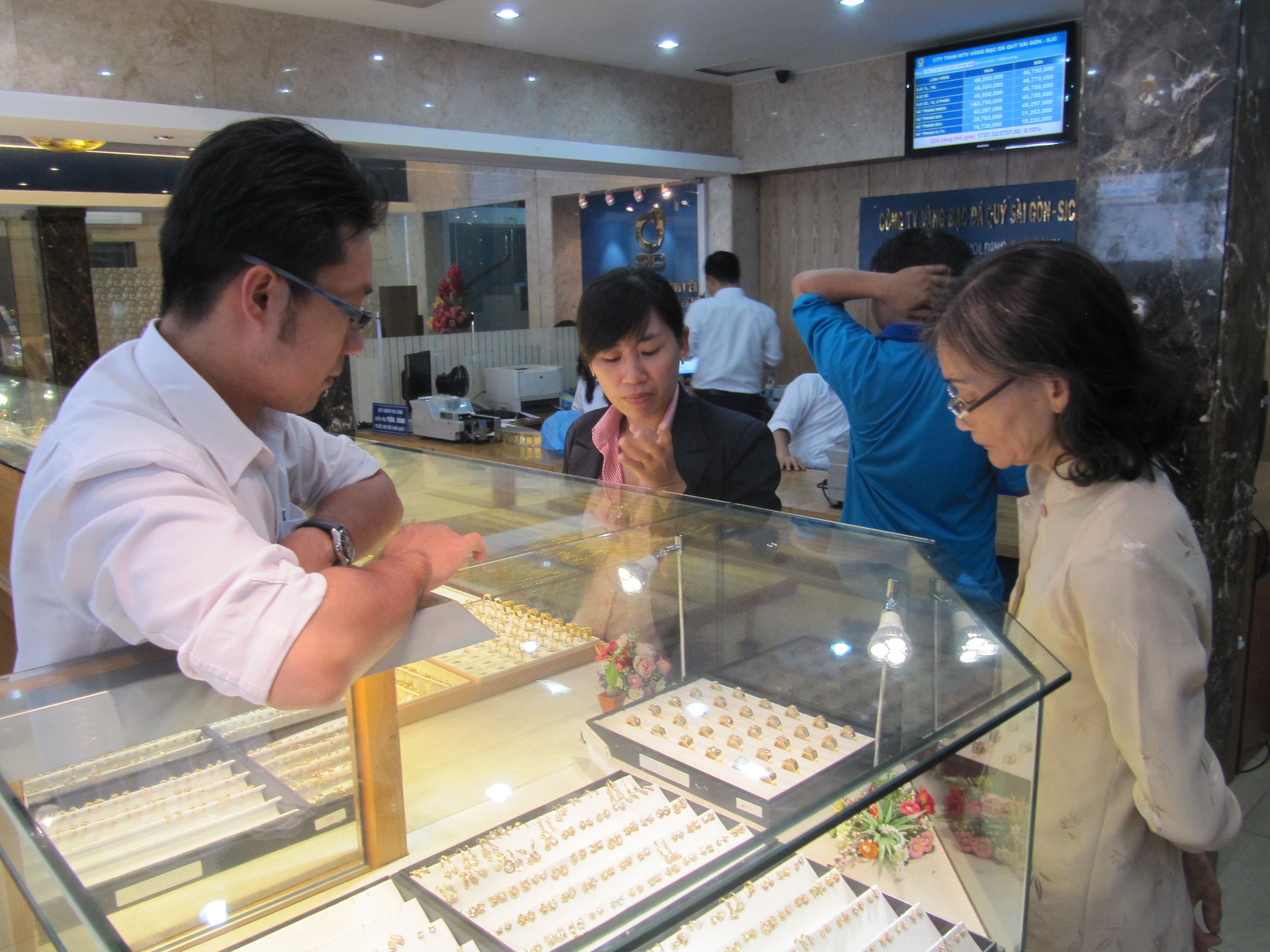 Giá vàng giảm sâu, USD tăng mạnh