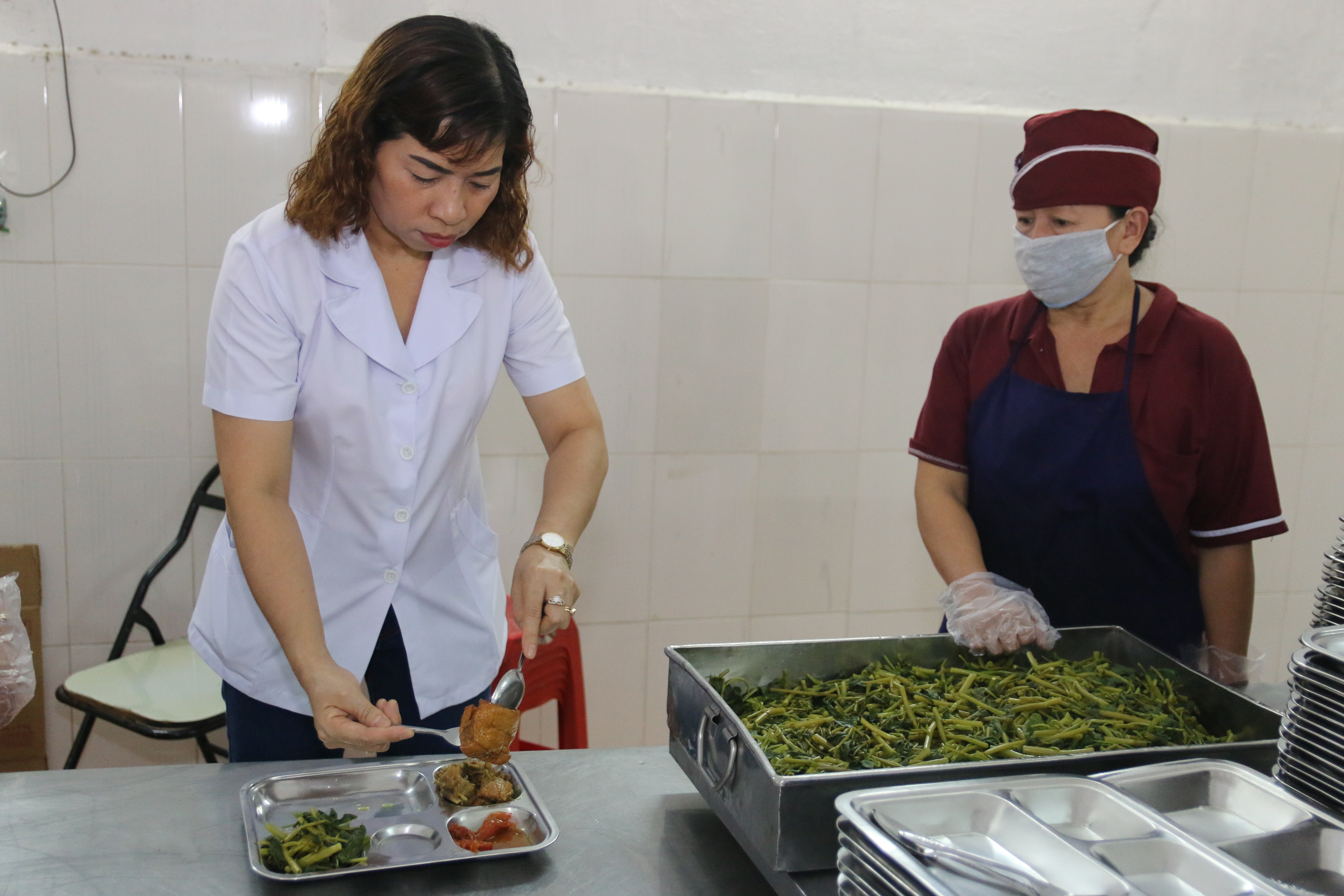 Cán bộ Công đoàn cơ sở giám sát chất lượng bữa ăn giữa ca của công nhân