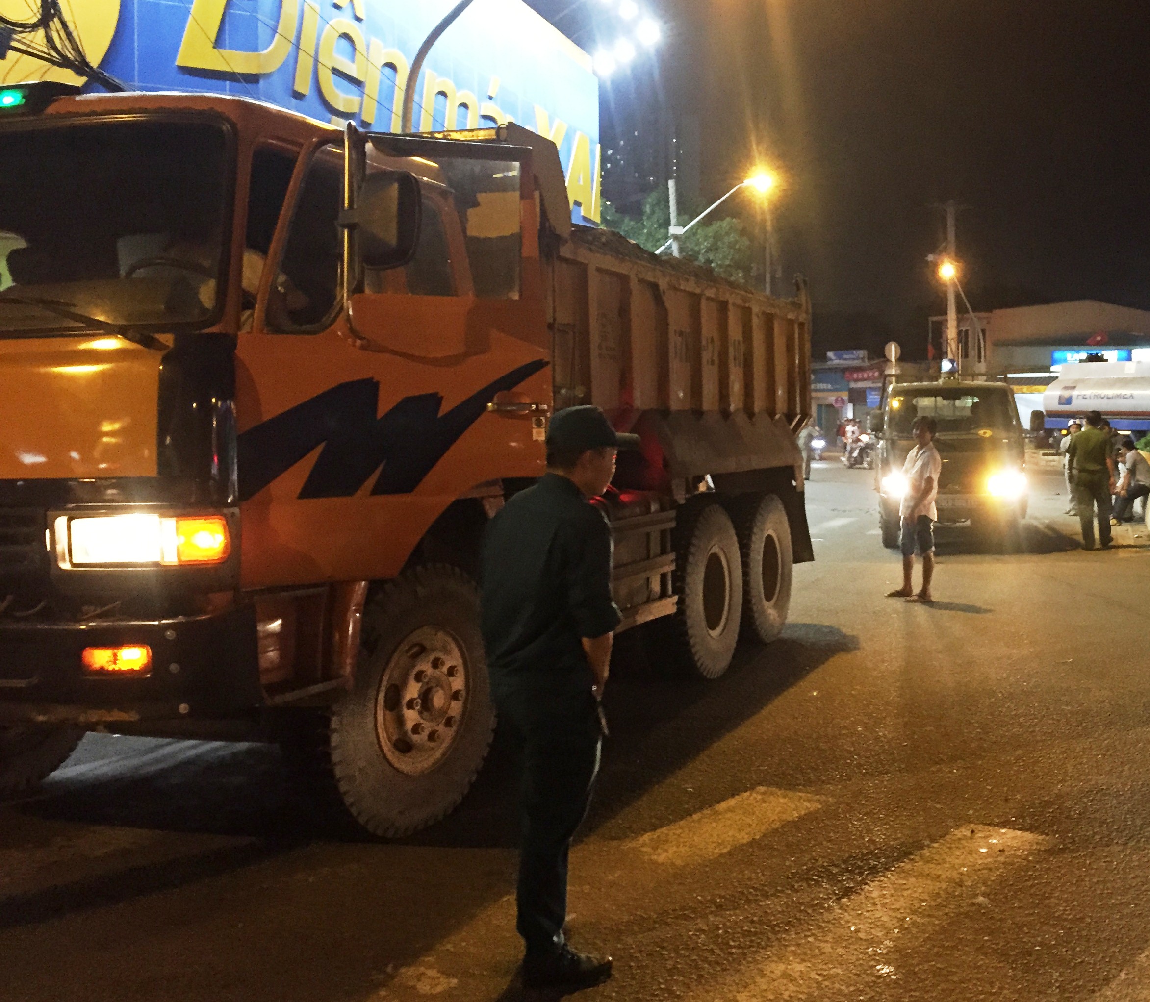 Cháu bé 3 tuổi chết thương tâm dưới bánh xe ben