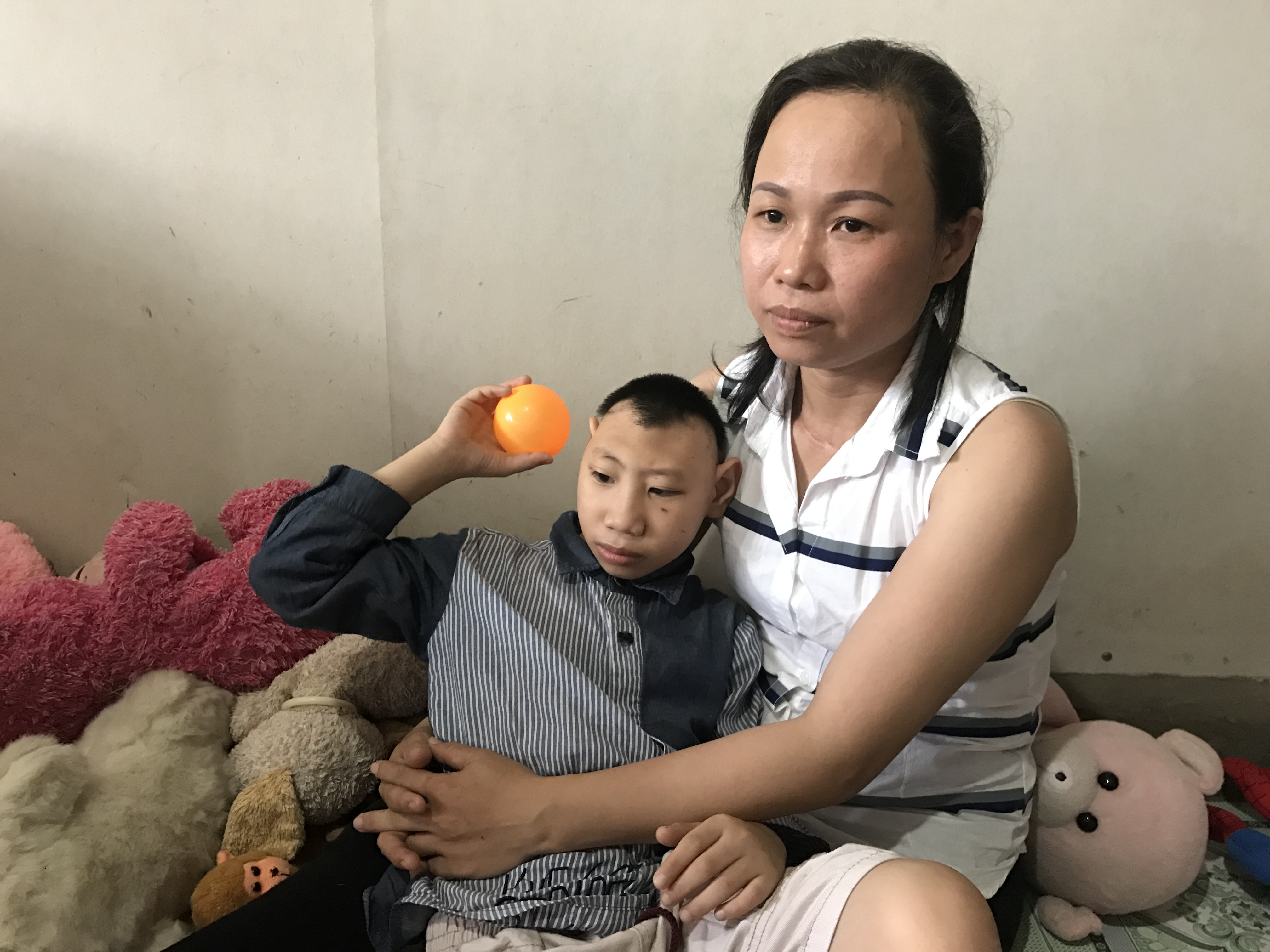 Người cha nuôi 2 con bị bại não xin lỗi các mạnh thường quân