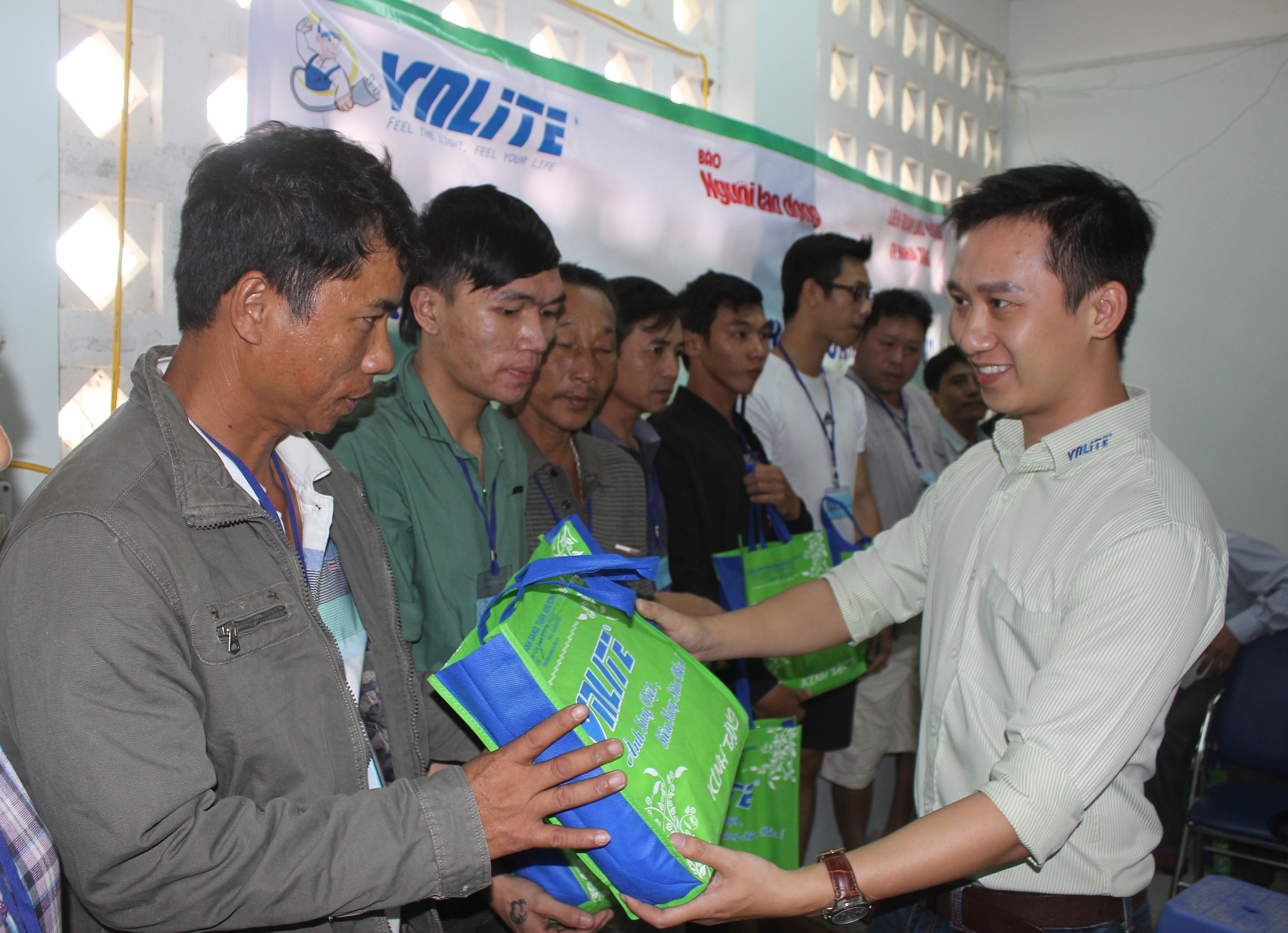 Đem niềm vui xuân đến xóm chài sau hỏa hoạn