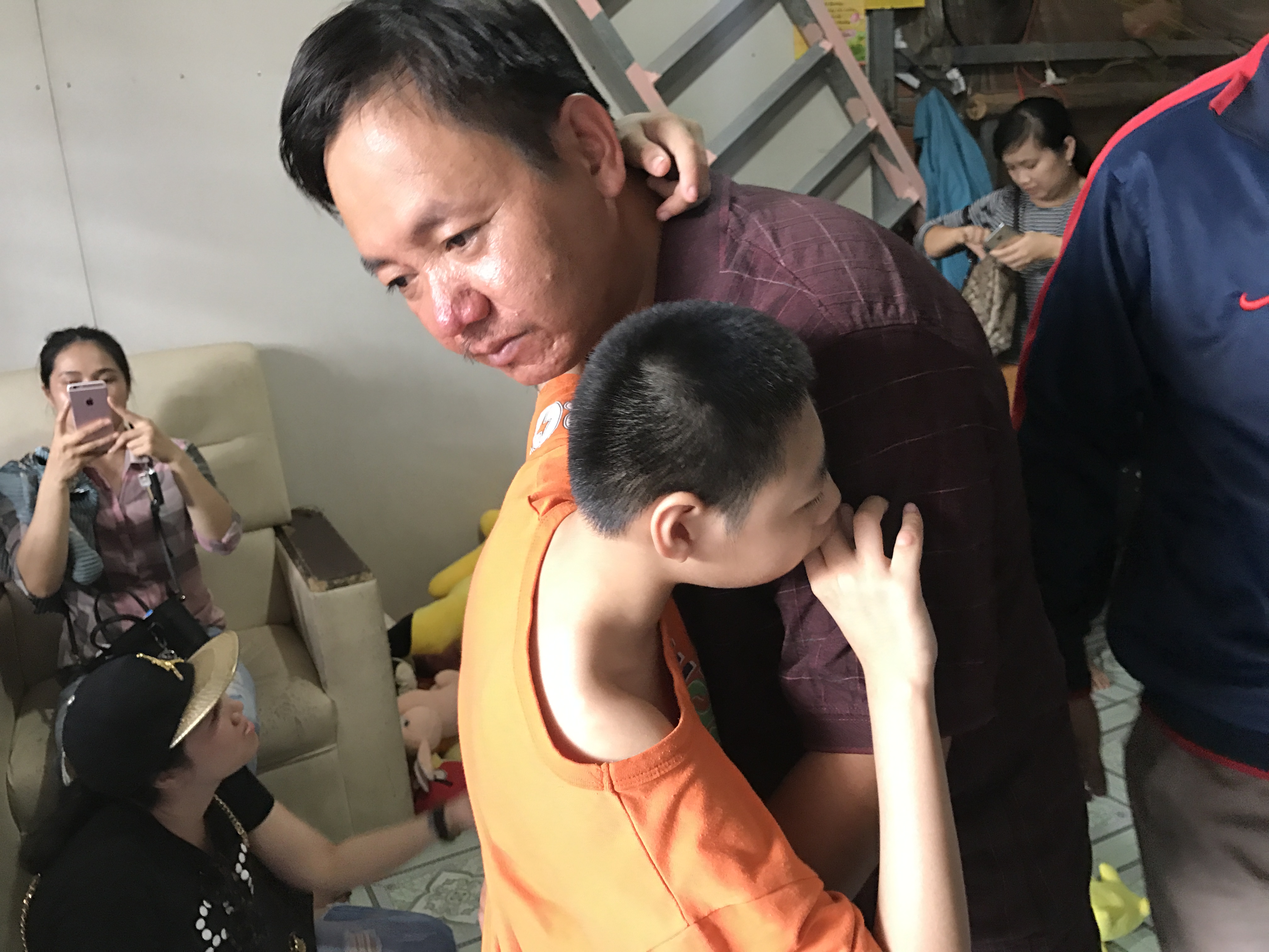 Lời hứa của anh Đặng Hữu Nghị, người cha có 2 con bị bại não