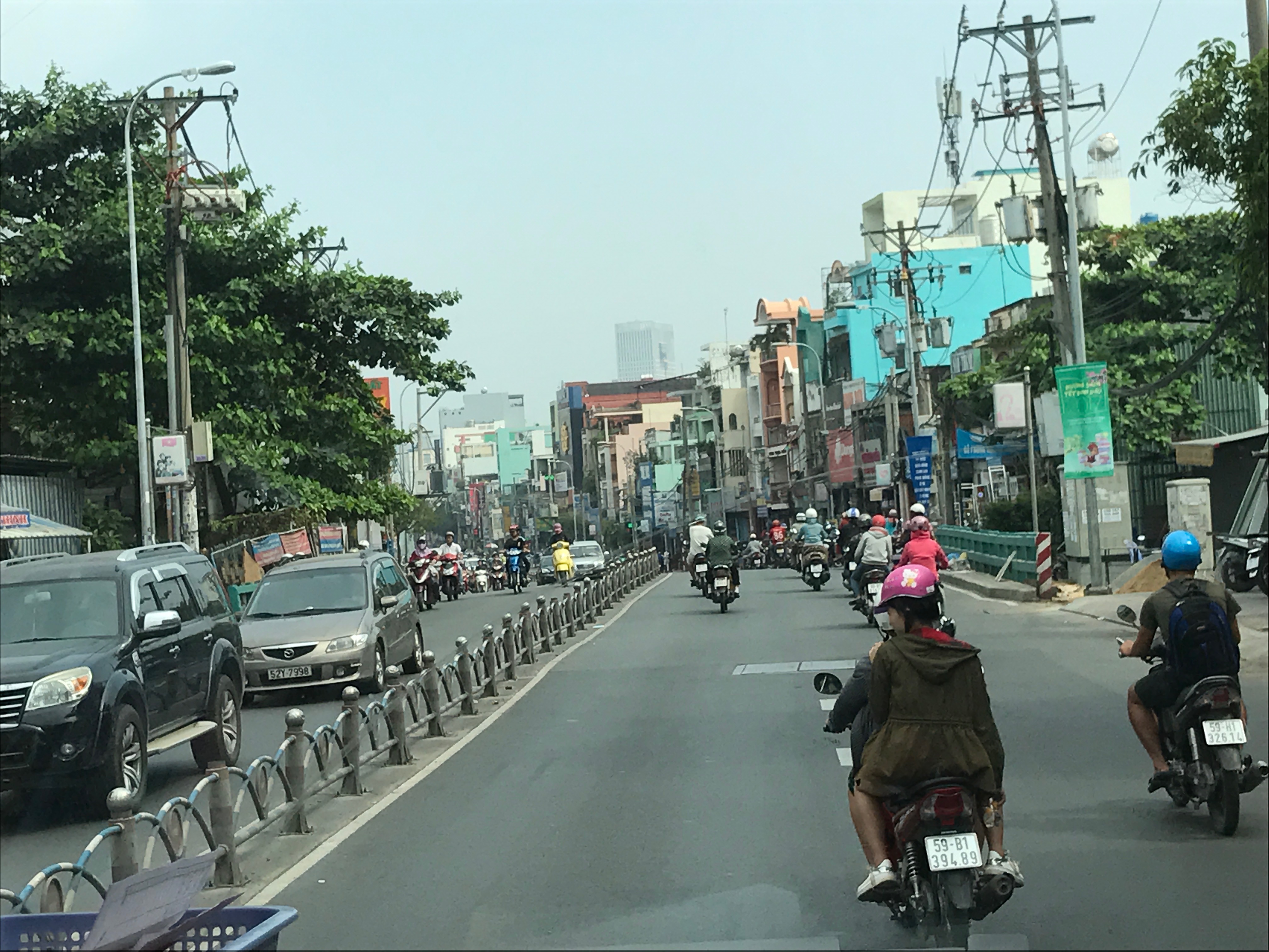 
Đường Bạch Đằng (quận B&igrave;nh Thạnh) gần ng&atilde; tư H&agrave;ng Xanh v&agrave;o l&uacute;c 15 giờ 30 ng&agrave;y 25 th&aacute;ng chạp.
