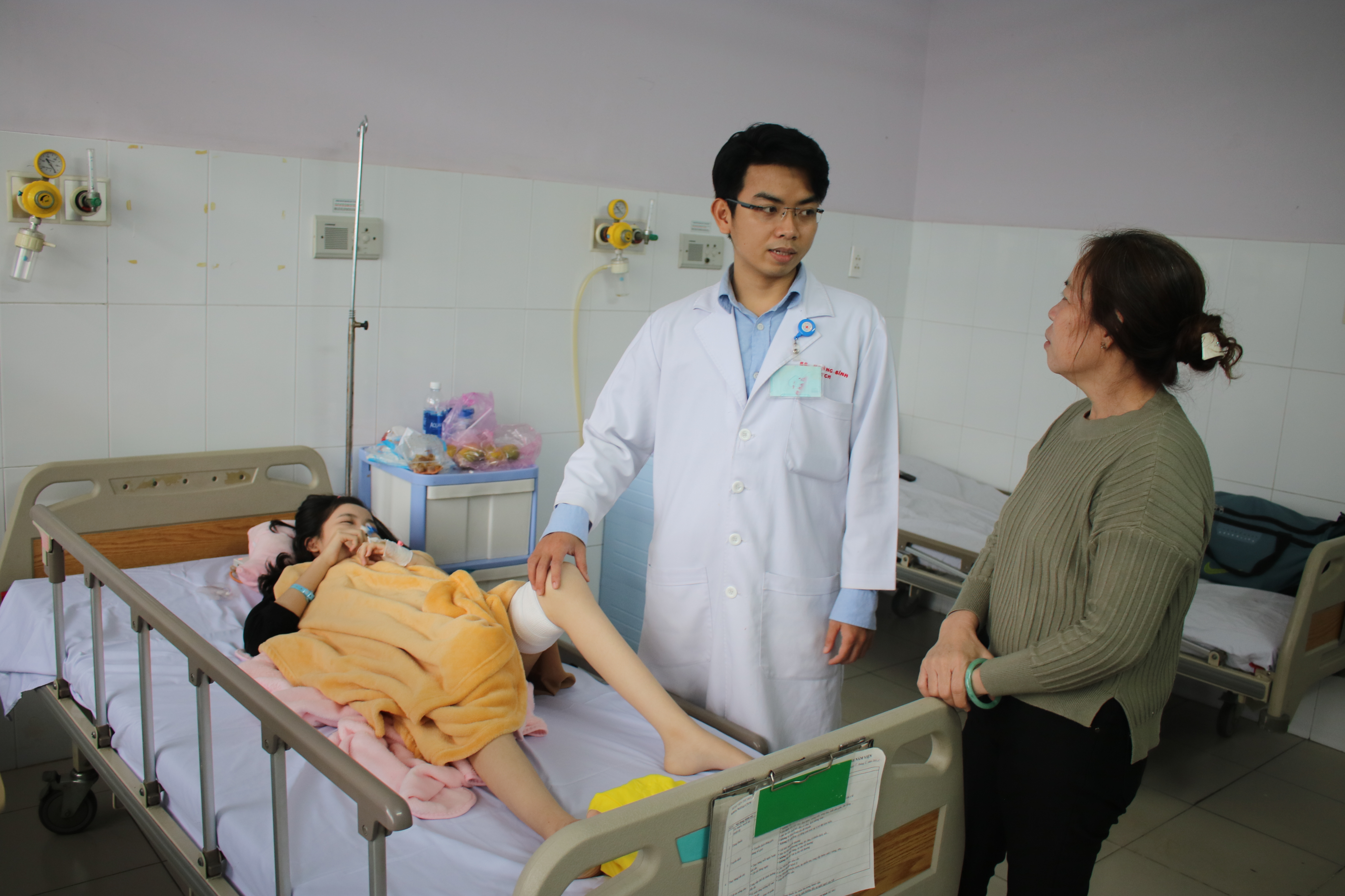 Cứu đ&ocirc;i ch&acirc;n thiếu nữ 10 năm đến trường tr&ecirc;n lưng mẹ - Ảnh 2.