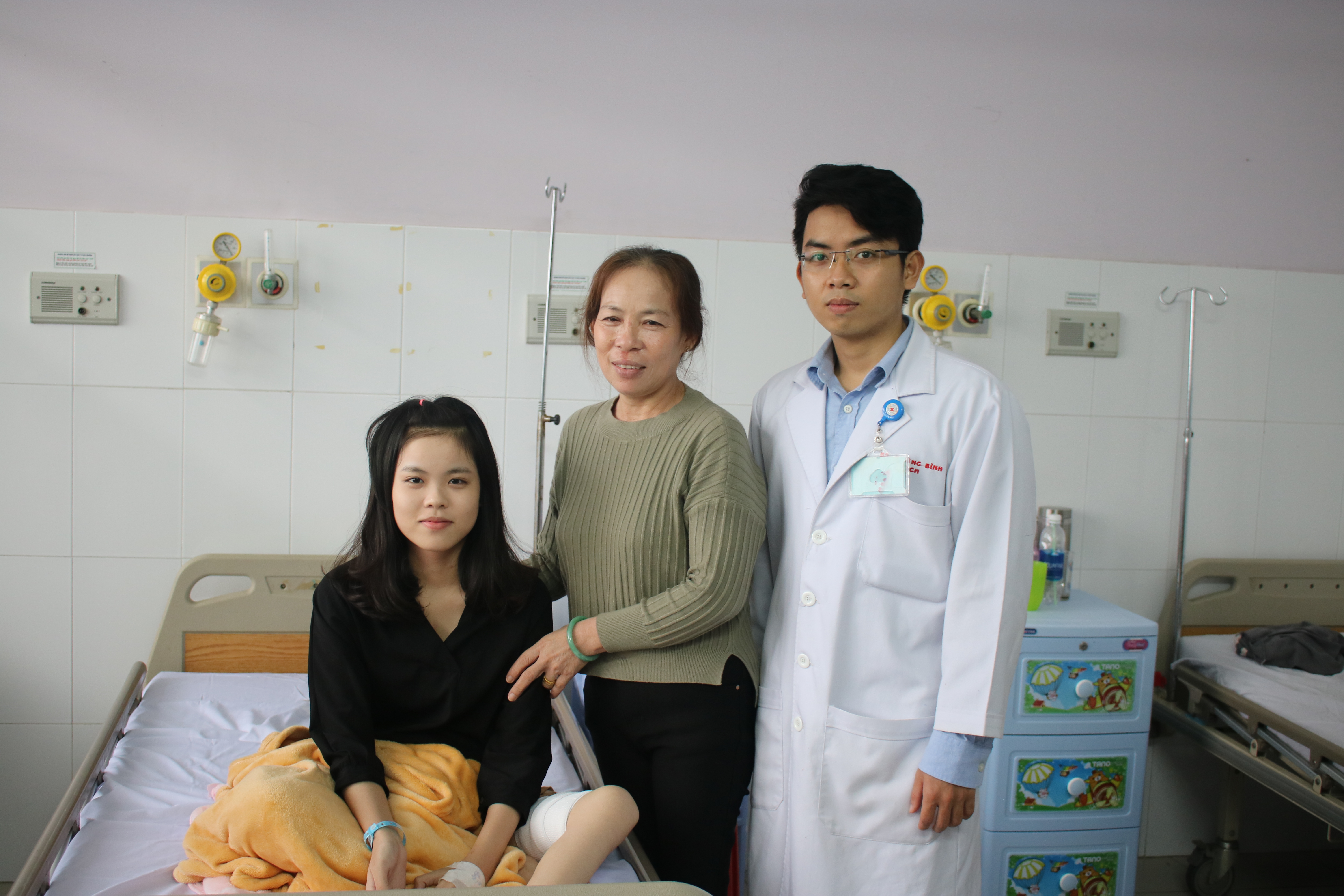 Cứu đôi chân thiếu nữ 10 năm đến trường trên lưng mẹ