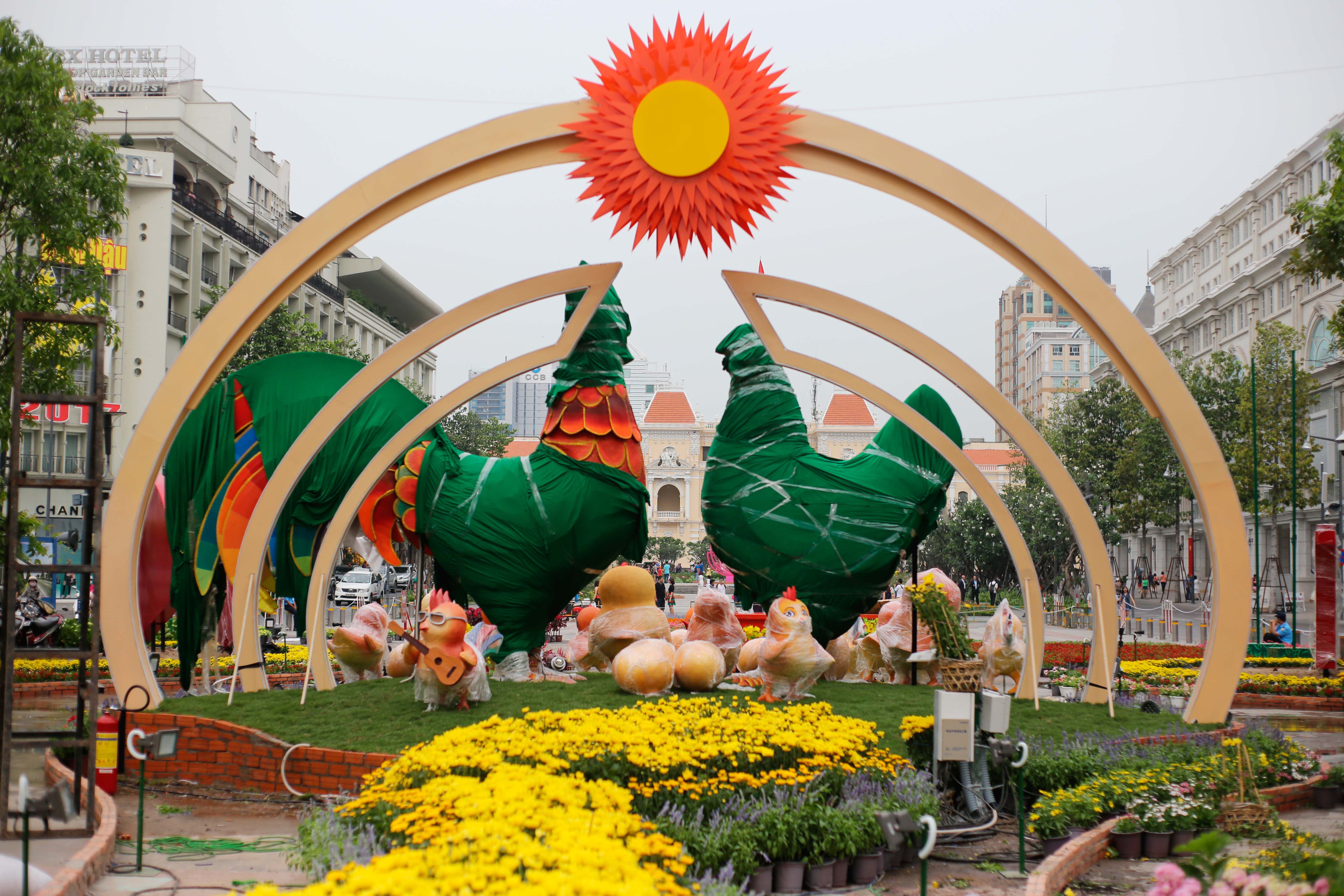 Gia đ&igrave;nh g&agrave; tượng trưng cho sự ấm no, sum vầy trong năm mới. Đ&acirc;y l&agrave; biểu tượng linh vật của năm Đinh Dậu được đặt ở vị tr&iacute; trung t&acirc;m l&agrave; ch&uacute; g&agrave; trống cao 3.5m