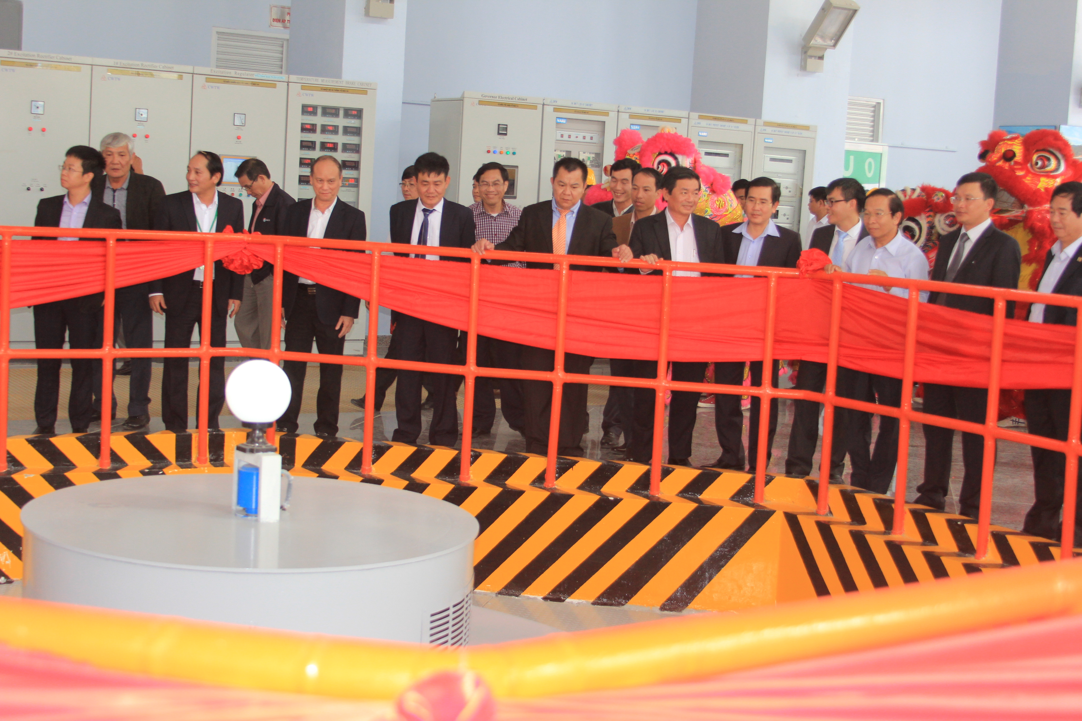 Lãnh đạo địa phương cùng người dân tham quan tổ máy