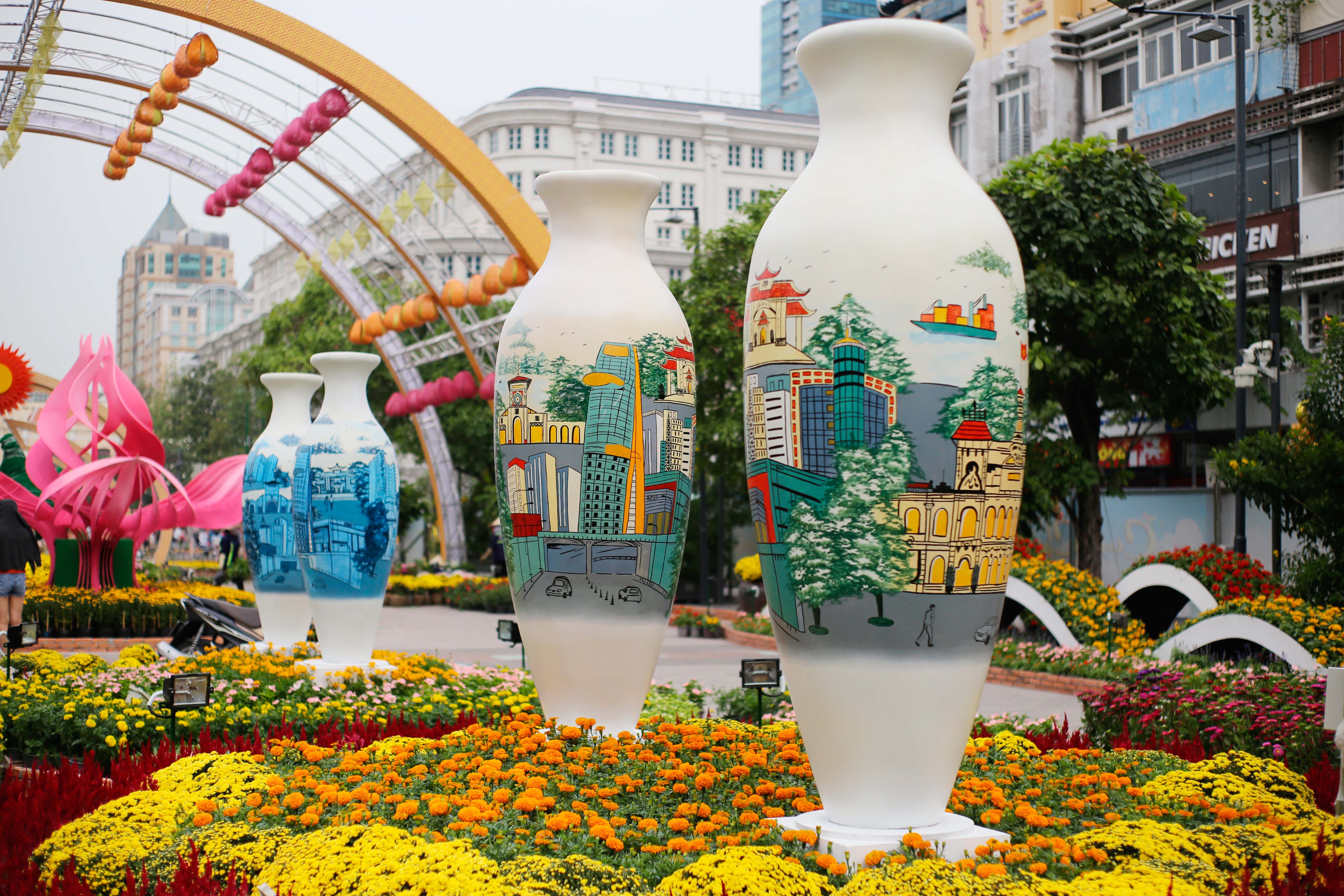 Những chiếc b&igrave;nh với hoạ tiệt về th&agrave;nh phố Hồ Ch&iacute; Minh