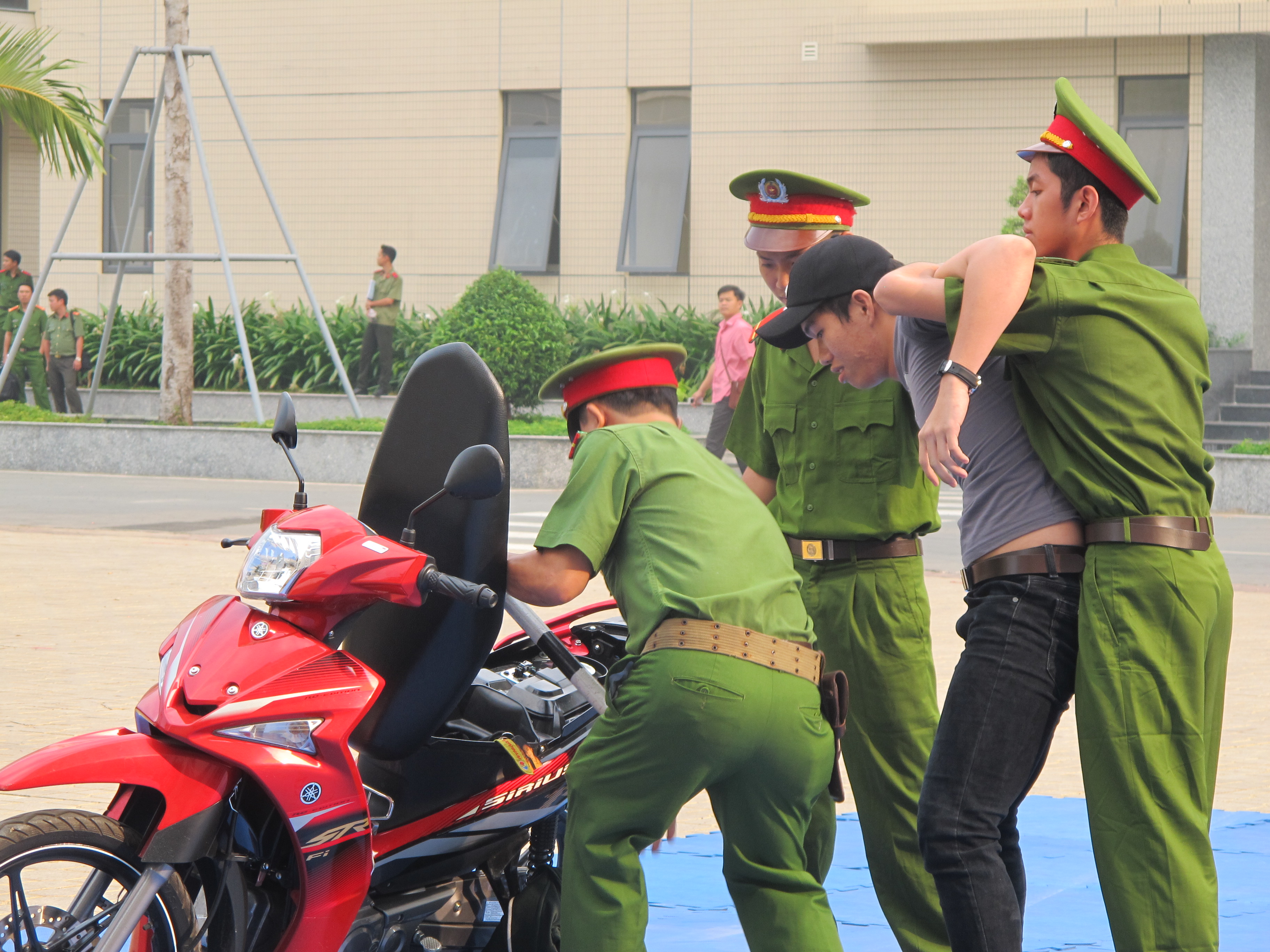 
Khống chế
