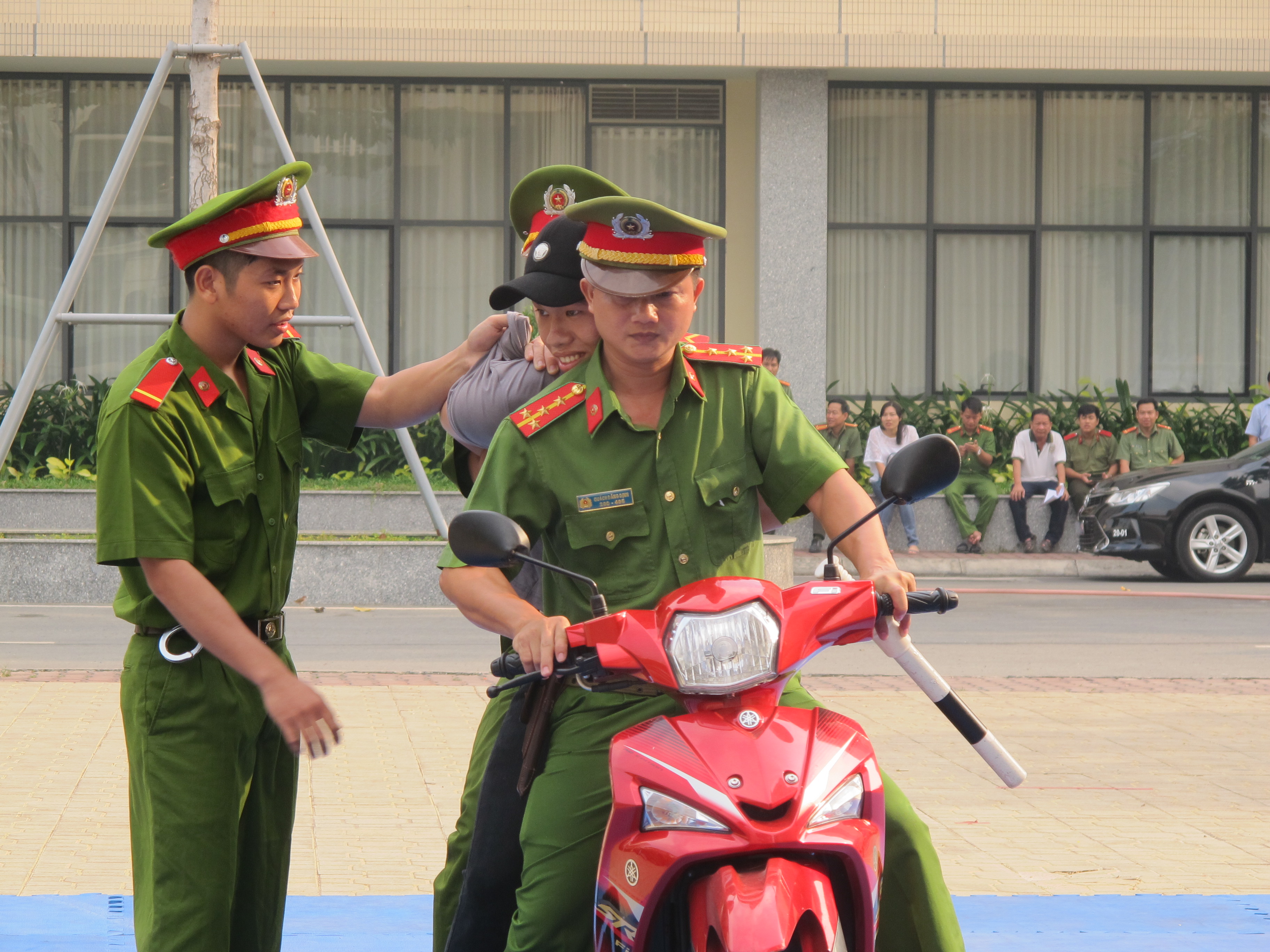 
Tấn c&ocirc;ng nhanh, gọn
