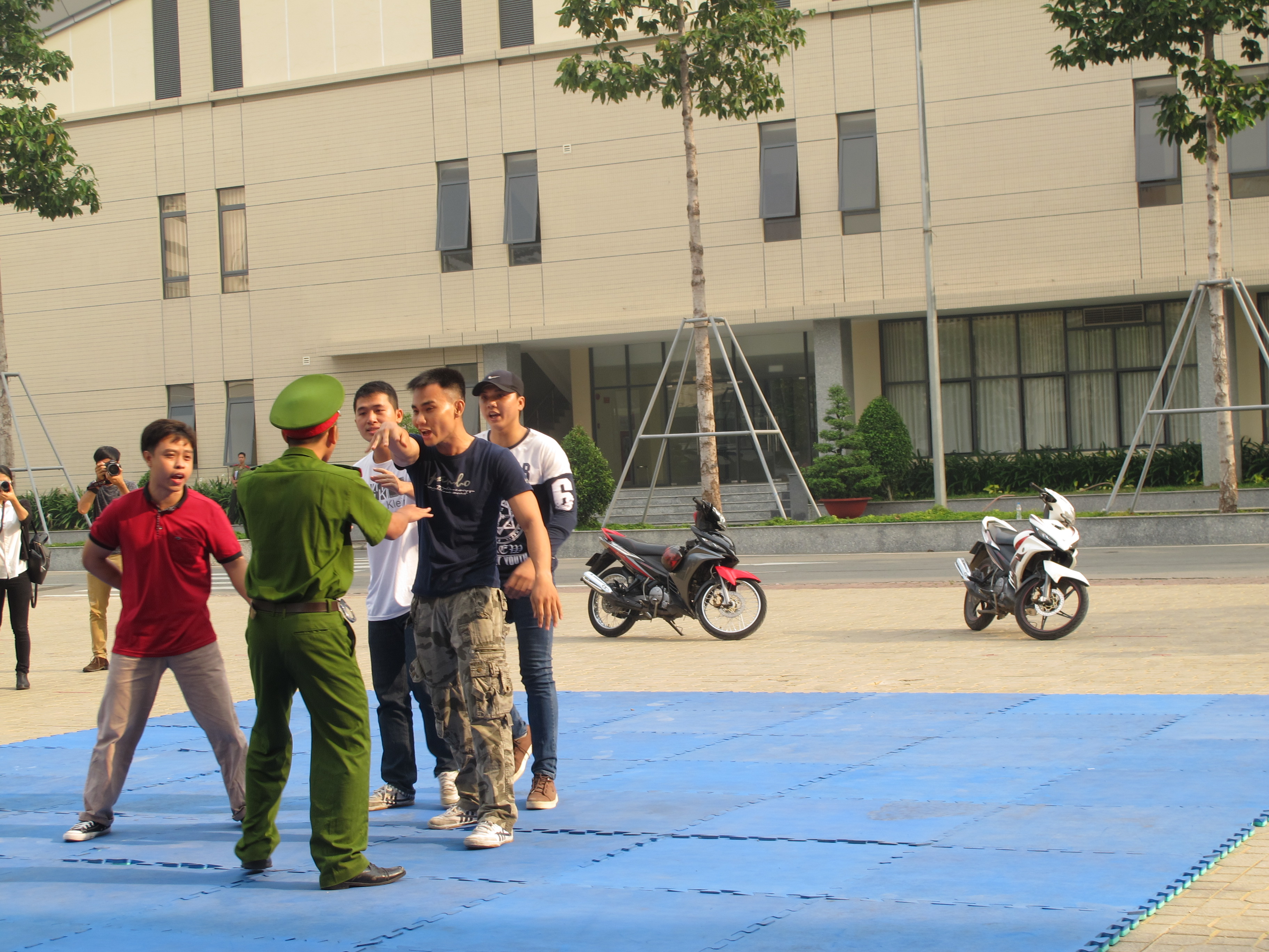 
T&igrave;nh huống đối mặt băng tội phạm c&oacute; m&atilde; tấu
