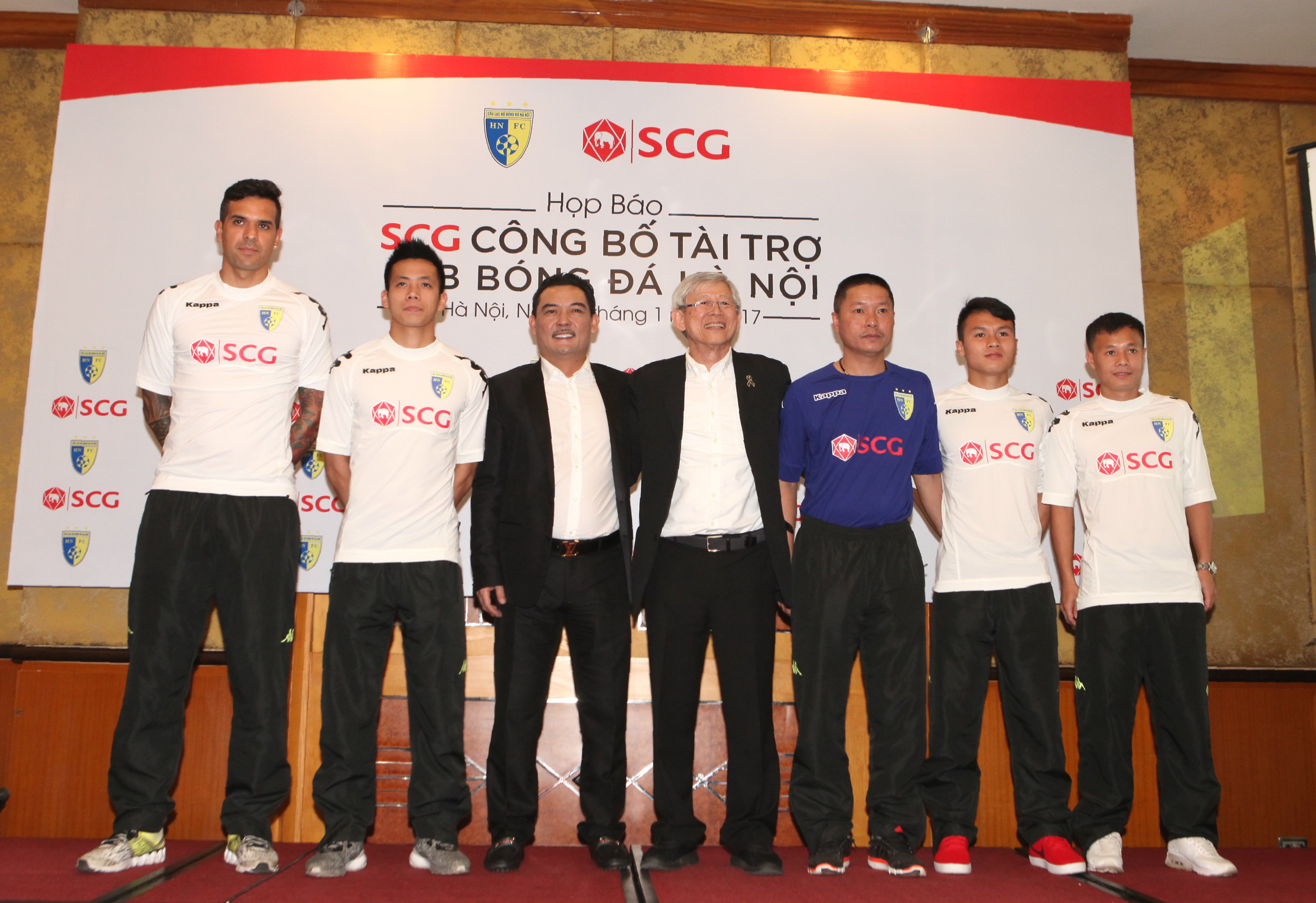 V-League khởi tranh, Hà Nội ra mắt màu áo mới