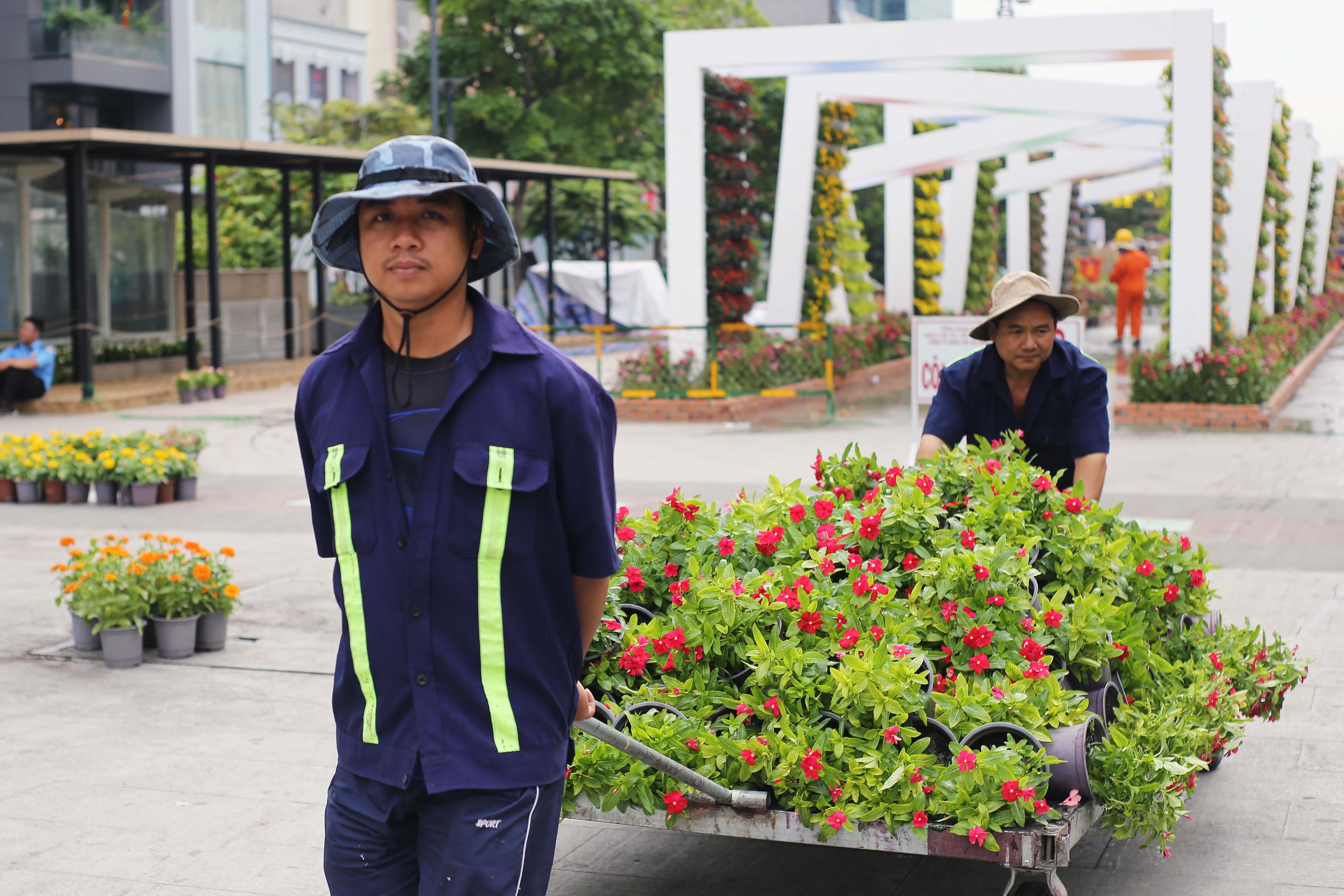 Kh&ocirc;ng kh&iacute; tất bật ở đường hoa Nguyễn Huệ