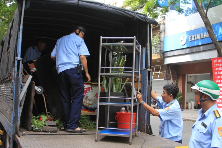Đội Trật tự đô thị quận 1 tạm thu giữ các vật dụng lấn chiếm vỉa hè trái phép