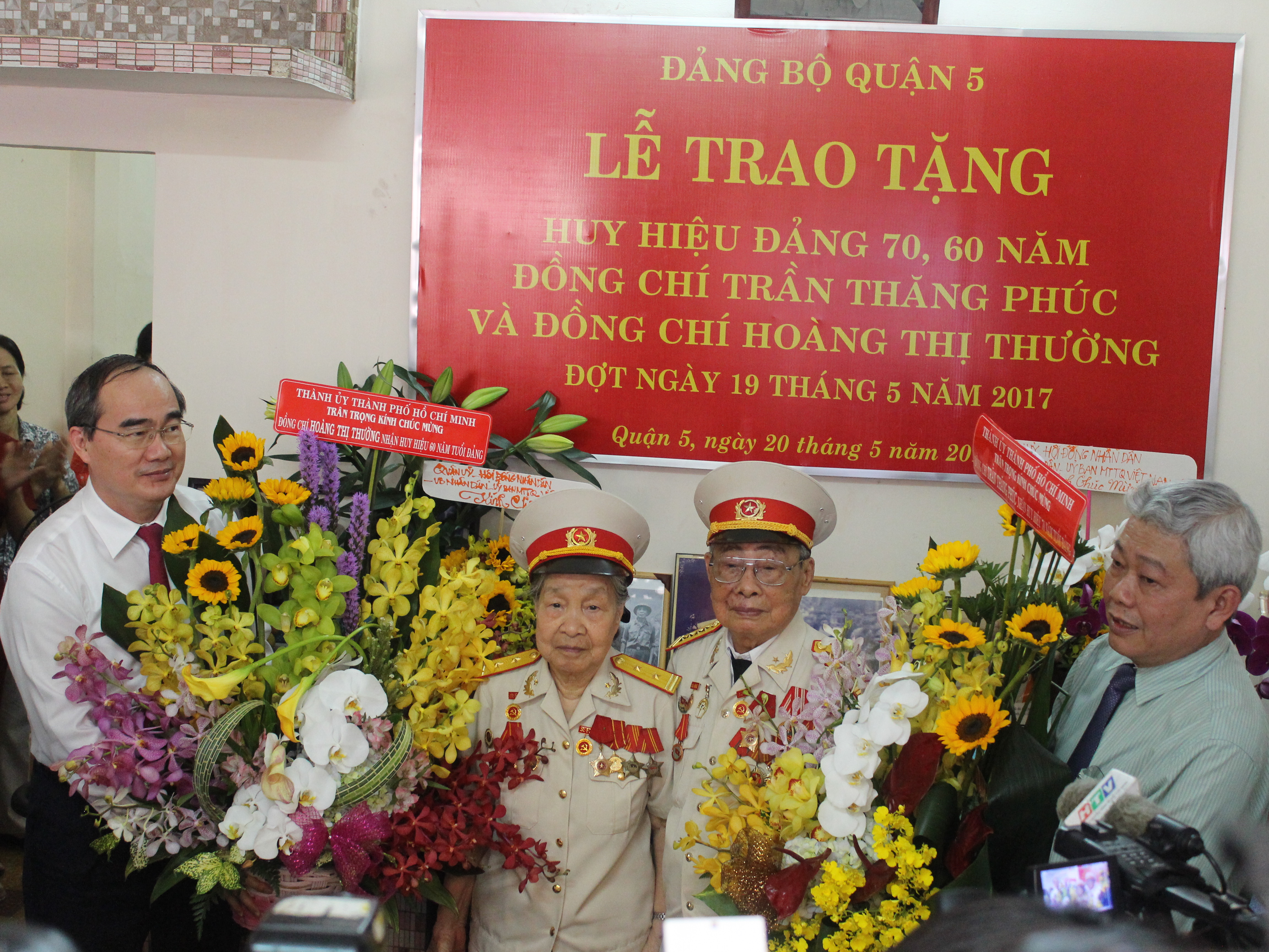 Bí thư Nguyễn Thiện Nhân trao huy hiệu Đảng cho đảng viên
