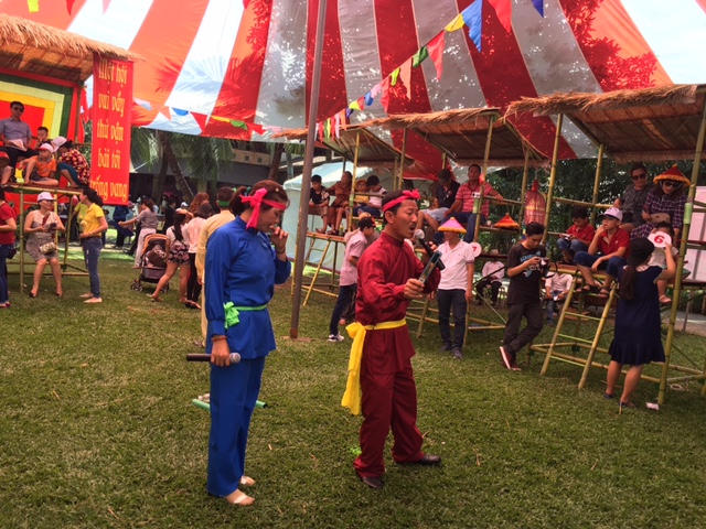 
H&aacute;t b&agrave;i ch&ograve;i cổ tại Ng&agrave;y hội người B&igrave;nh Định tại TP HCM năm 2016.
