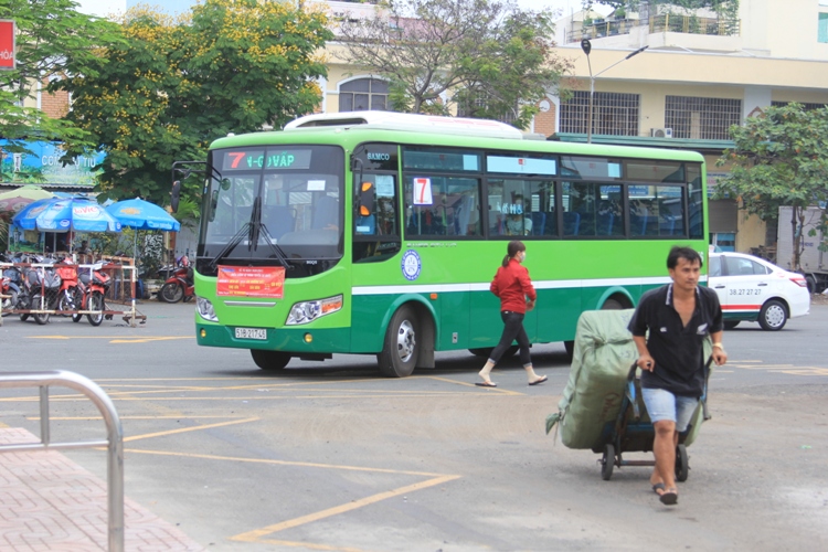 
Hành khách đ&ecirc;́n ga Sài Gòn có th&ecirc;m lựa chọn bằng xe buýt thay vì xe &ocirc;m hoặc taxi
