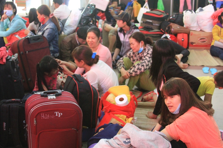 
Những người con xa qu&ecirc; trước hành trình v&ecirc;̀ qu&ecirc; thăm gia đình trong những ngày T&ecirc;́t Đinh D&acirc;̣u 2017
