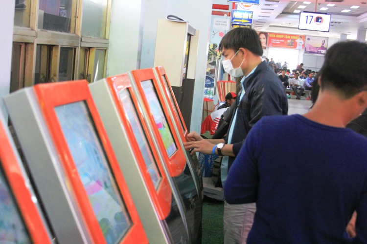 
Ki&ecirc;̉m tra th&ocirc;ng tin trước giờ l&ecirc;n tàu
