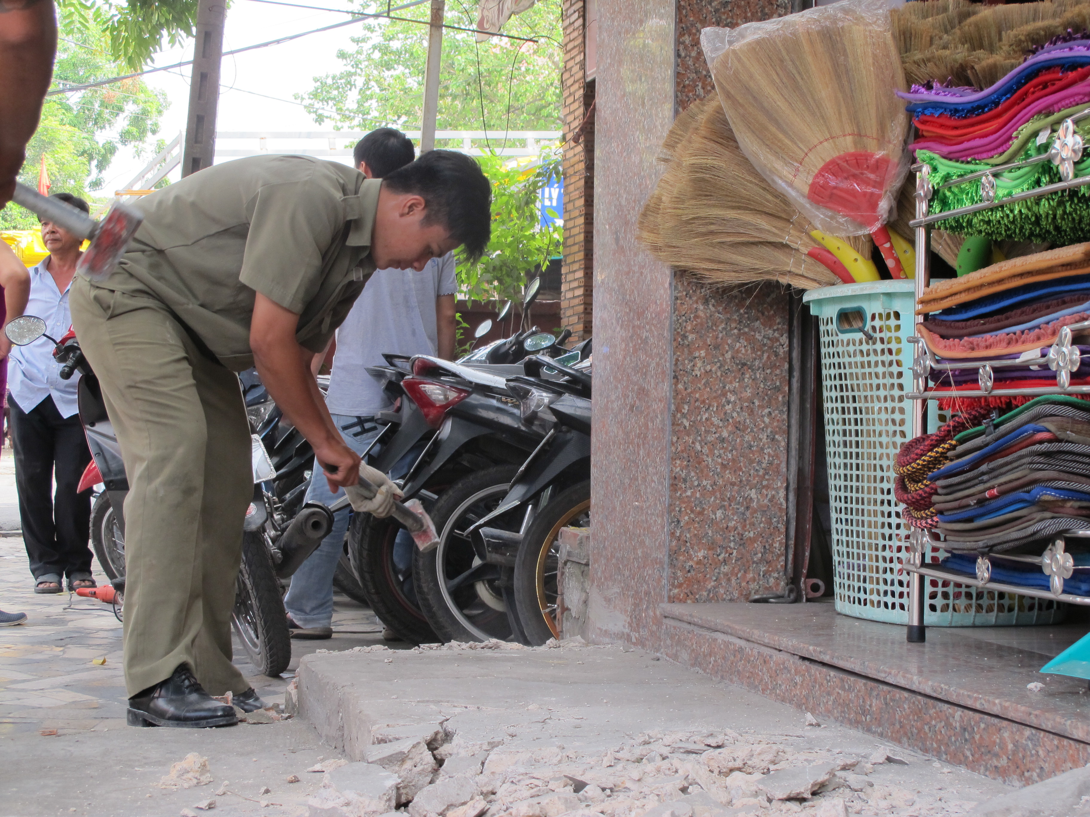 Bậc thềm lấn chiếm vỉa hè bị đập bỏ