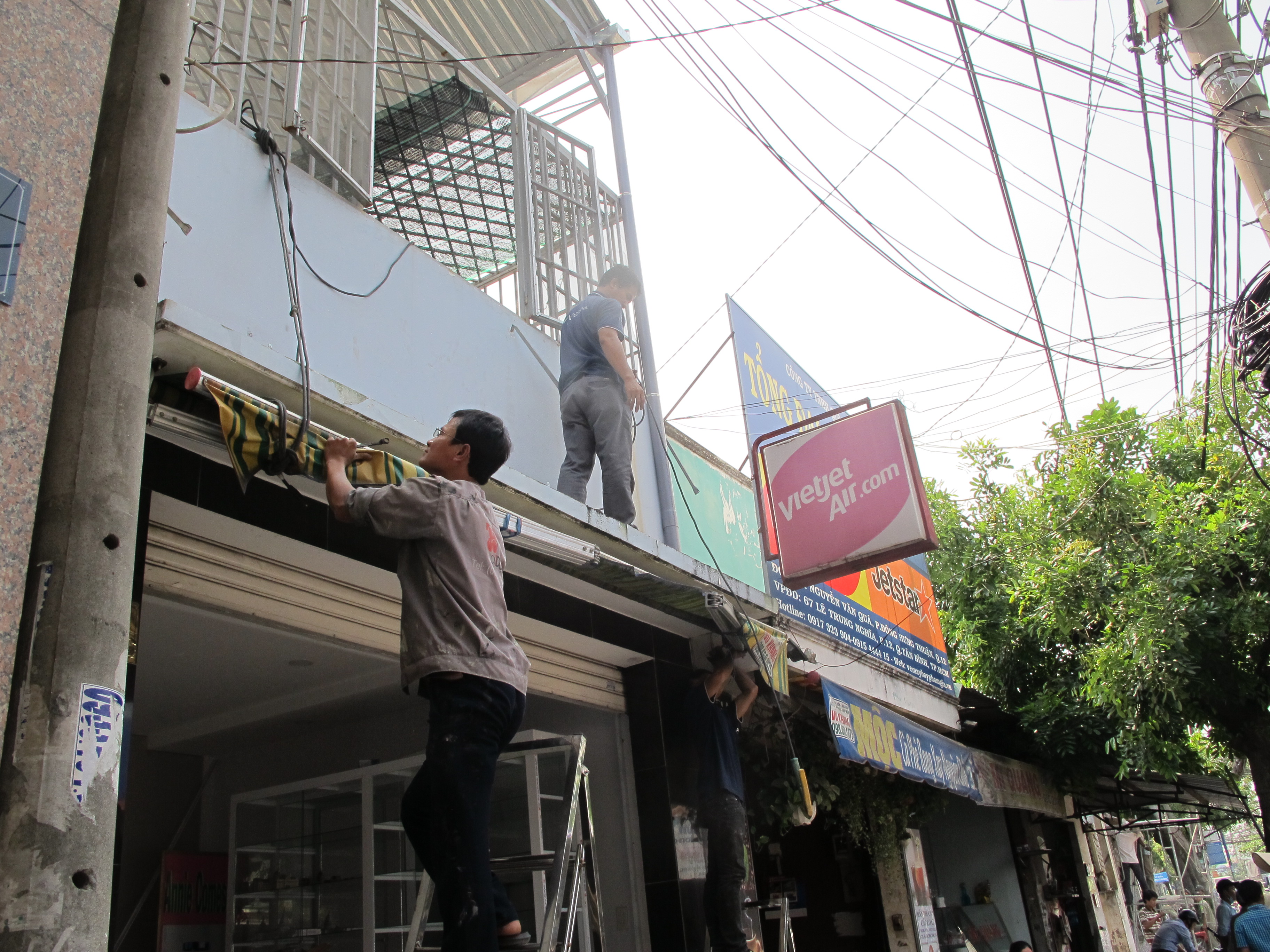 UBND phường Đông Hưng Thuận (quận 12) đã thông báo cho người dân tự tháo dỡ